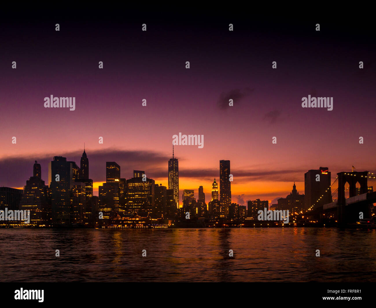 Manhattan Skyline bei Sonnenuntergang mit Brooklyn Bridge, New York, USA. Stockfoto