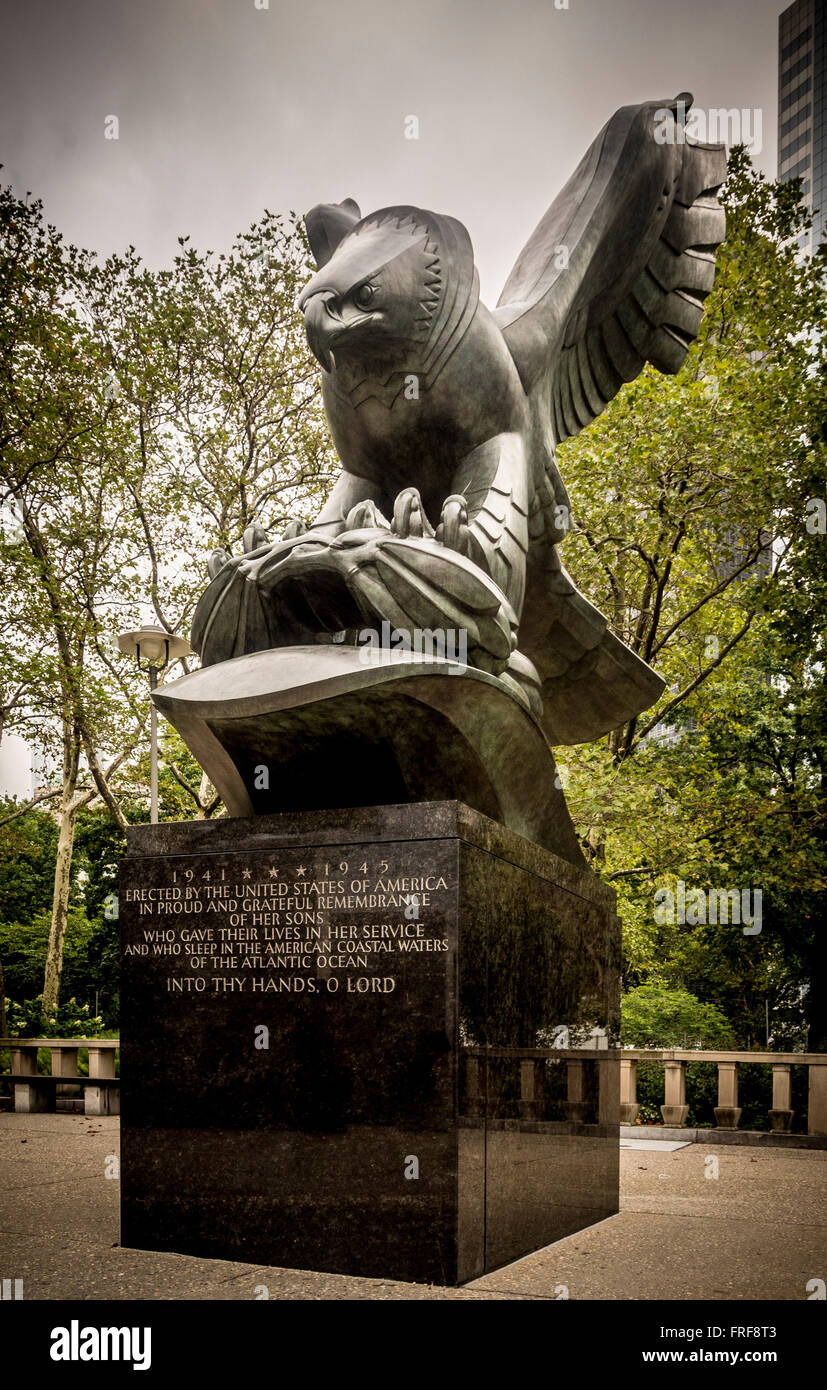 East Coast War Memorial, Battery Park, New York City, USA. Entworfen von architektonischen Firma Gehron & Seltzer. Adler-Statue von Albi Stockfoto