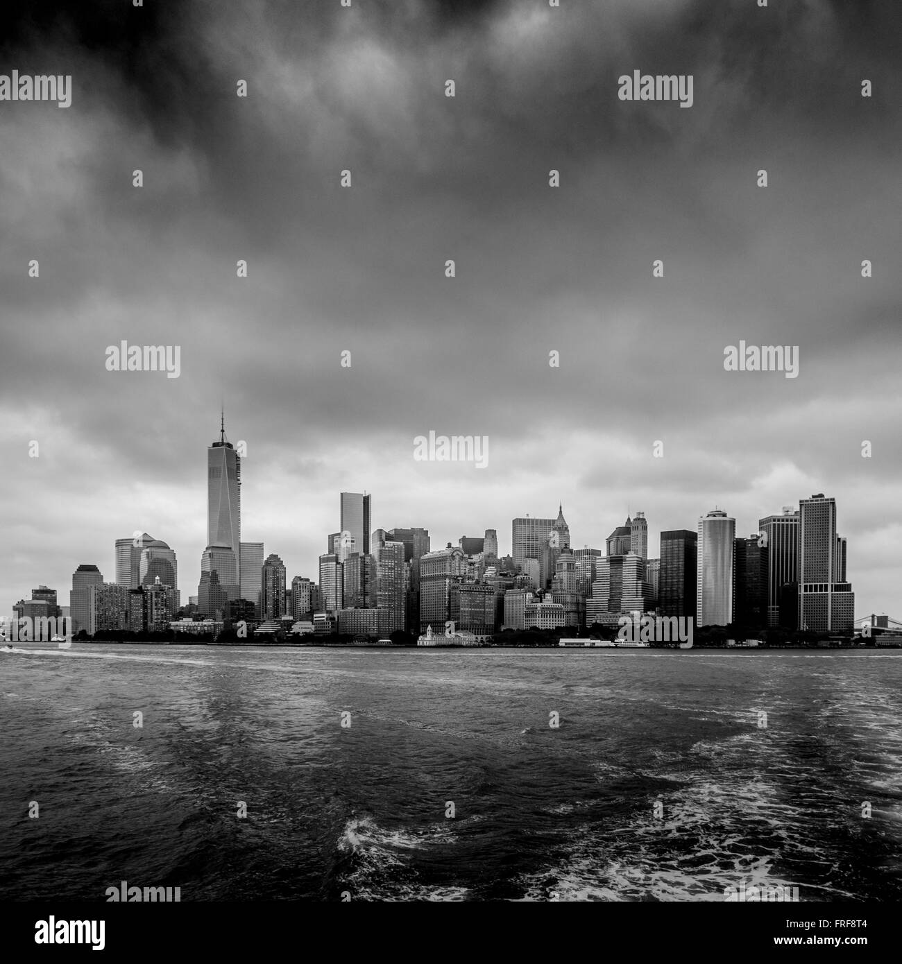 Lower Manhattan Skyline von Upper Bay, New York Hafen, USA betrachtet. Stockfoto