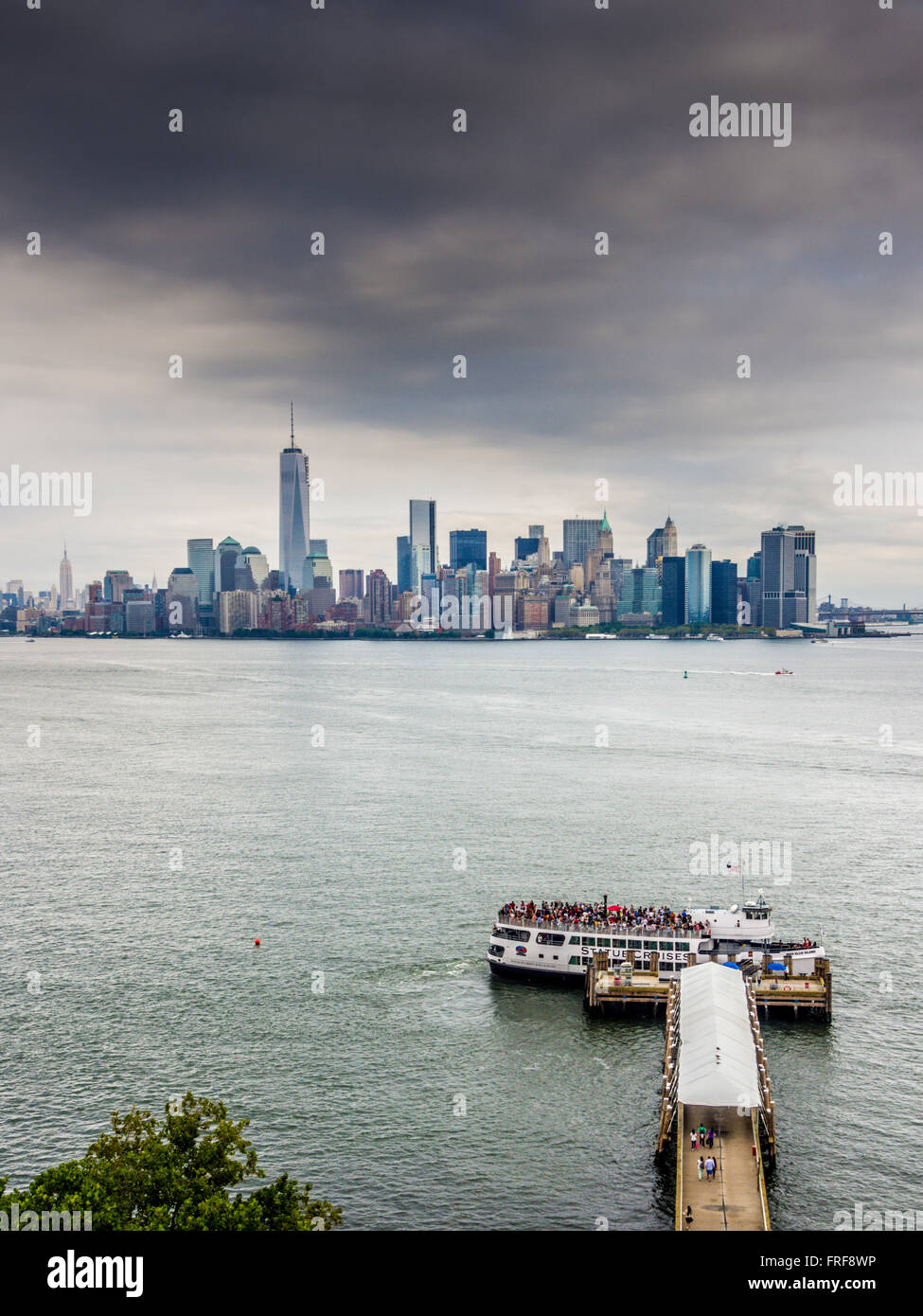 Blick zurück Richtung Lower Manhattan von Liberty Island, New York, USA. Stockfoto