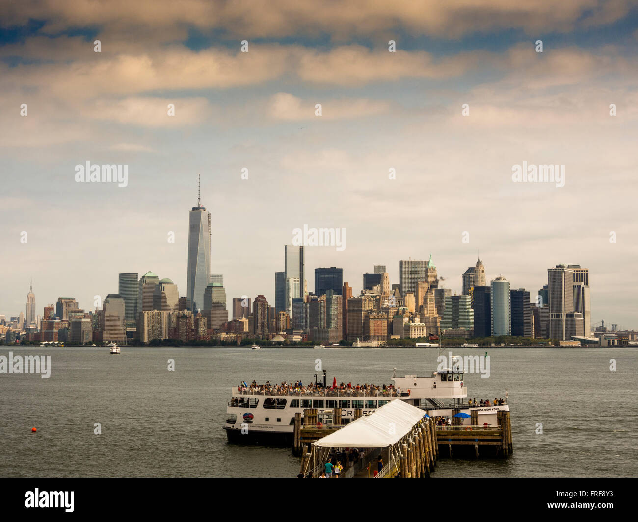 Blick zurück Richtung Lower Manhattan von Liberty Island, New York, USA. Stockfoto
