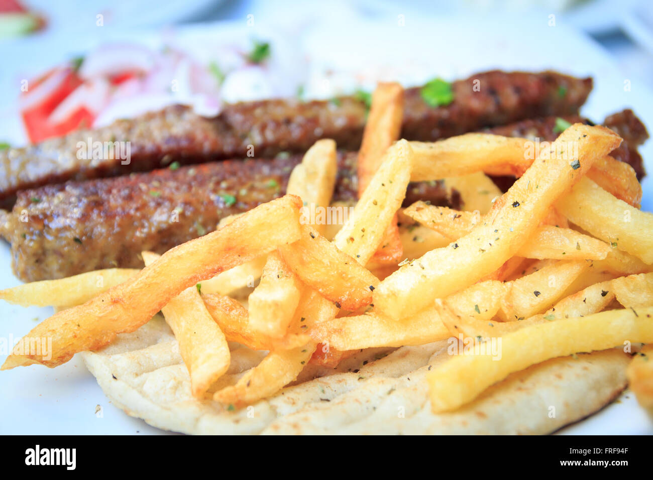 Souvlaki wickeln in Fladenbrot mit Pommes frites, griechisches Essen Stockfoto