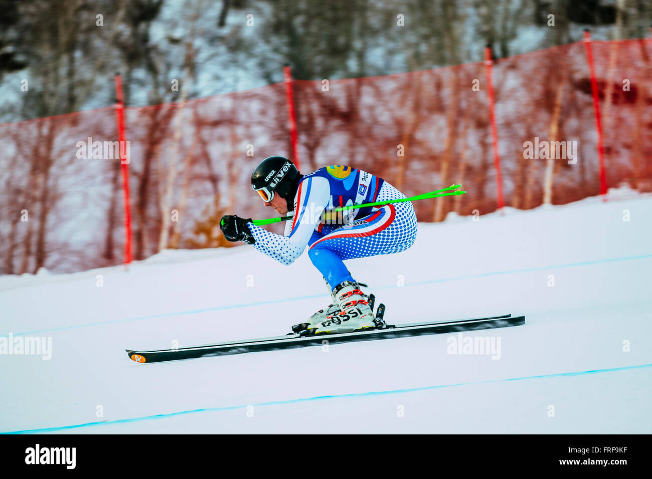 Abfahrt vom Berg Mann Rennfahrer auf Skiern während der russischen Cup im alpinen Skisport Stockfoto