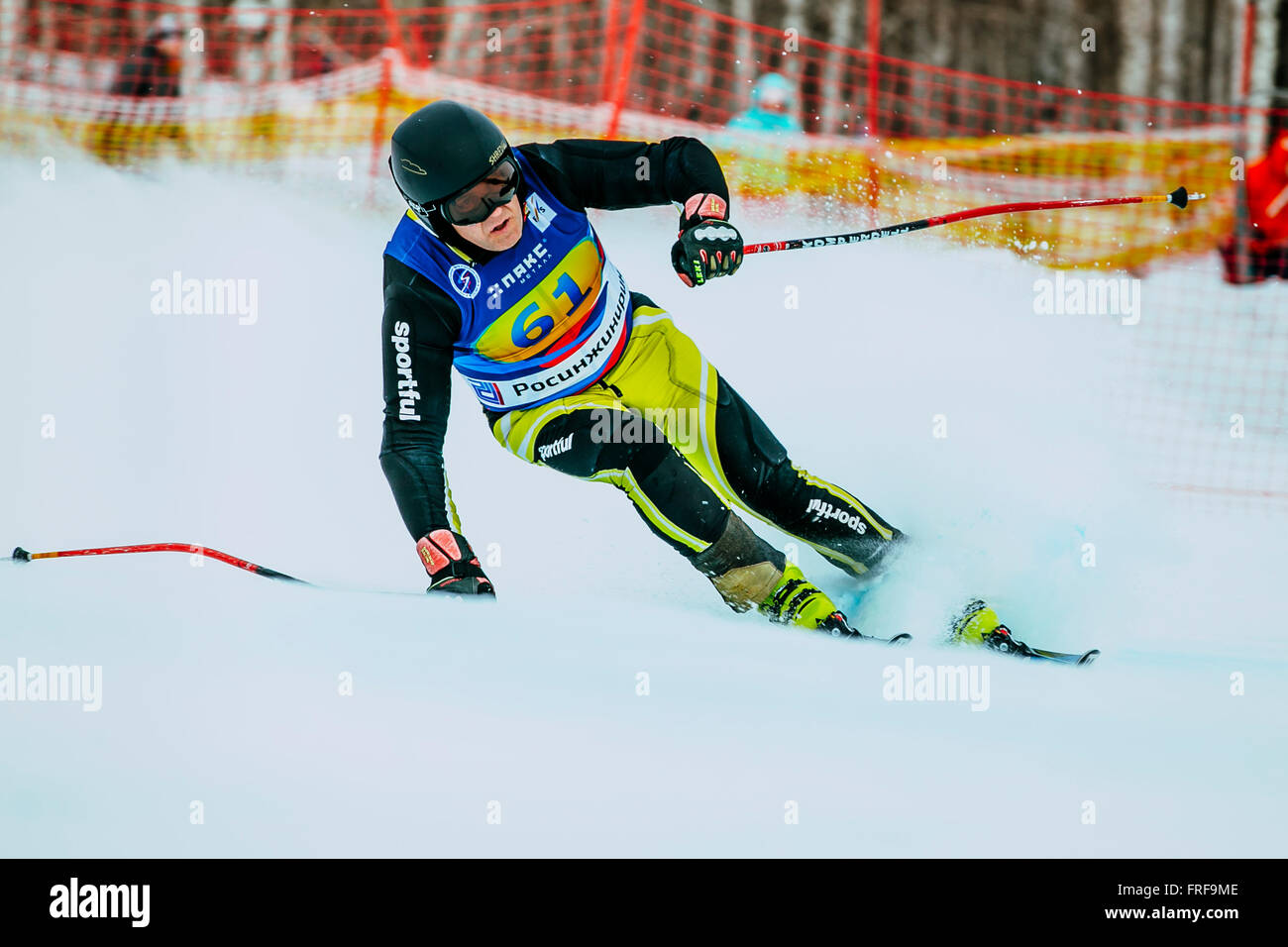 männlichen Skifahrer mittleren Alters nach Zieleinlauf des Rennens beim russischen Cup im alpinen Skisport Stockfoto