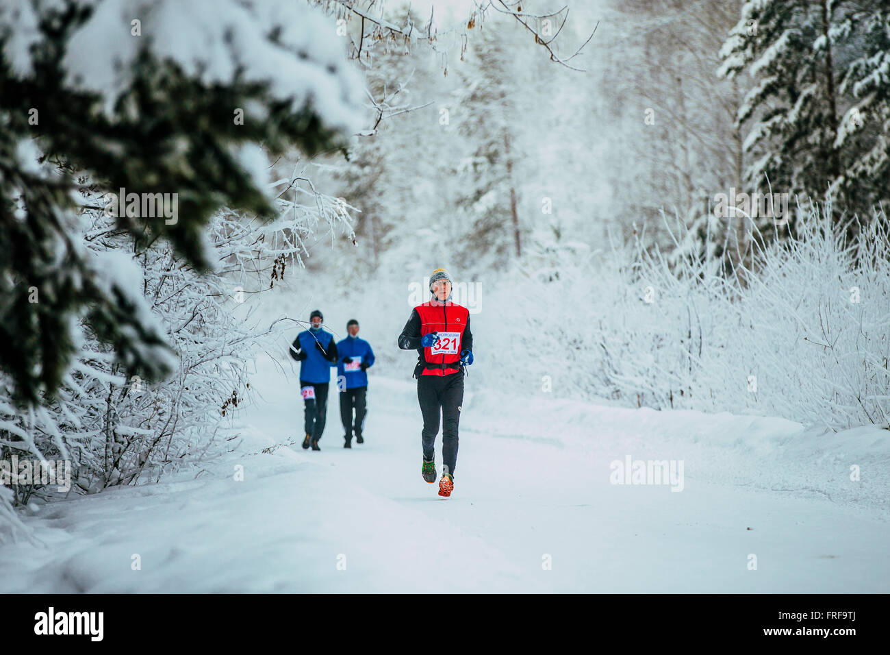 Gruppe Sportler Läufer laufen im tief verschneiten Winterwald bei Chelyabinsk Winter marathon Stockfoto