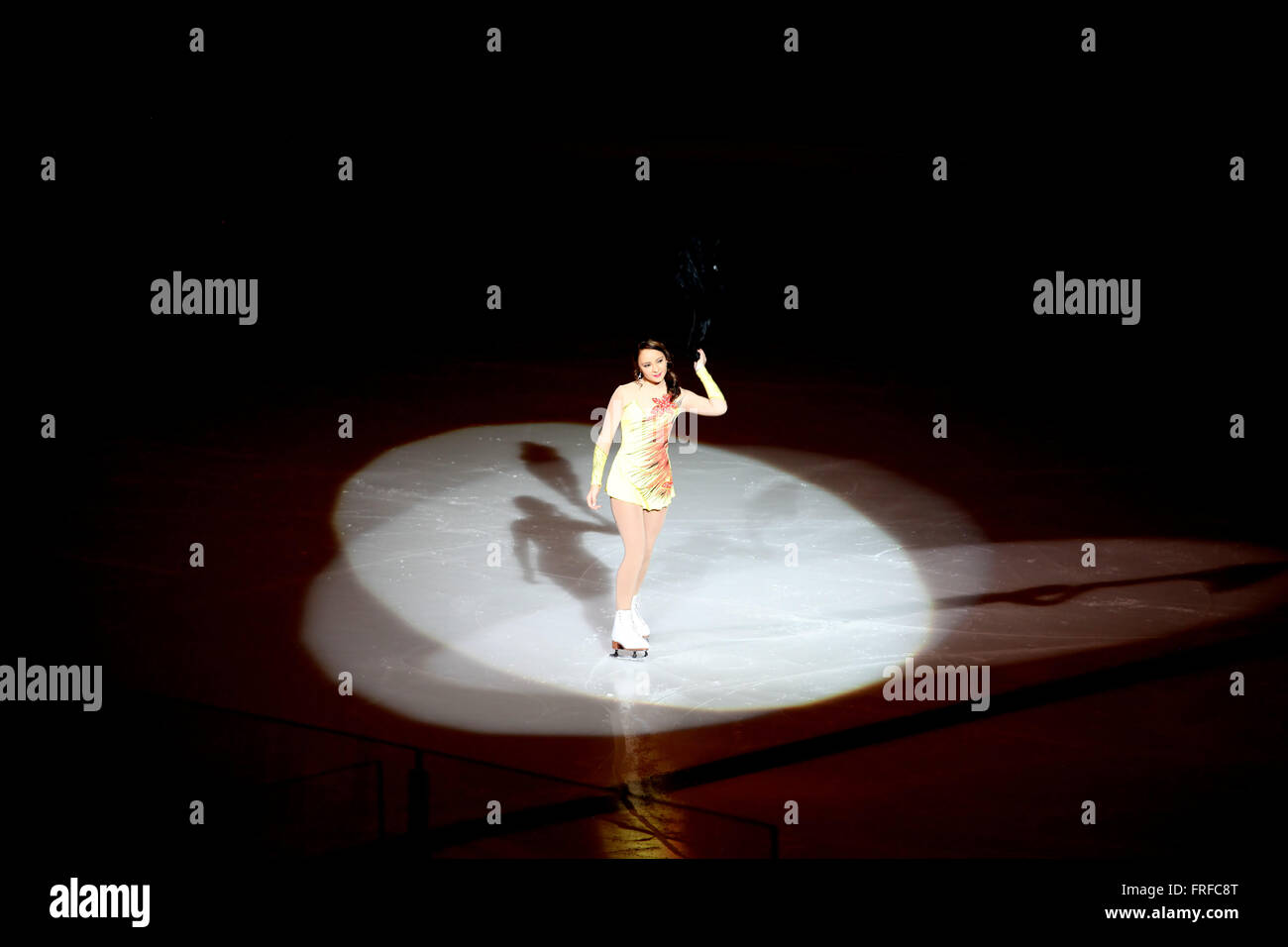 Weibliche Eis-Skater durchführen. Stockfoto