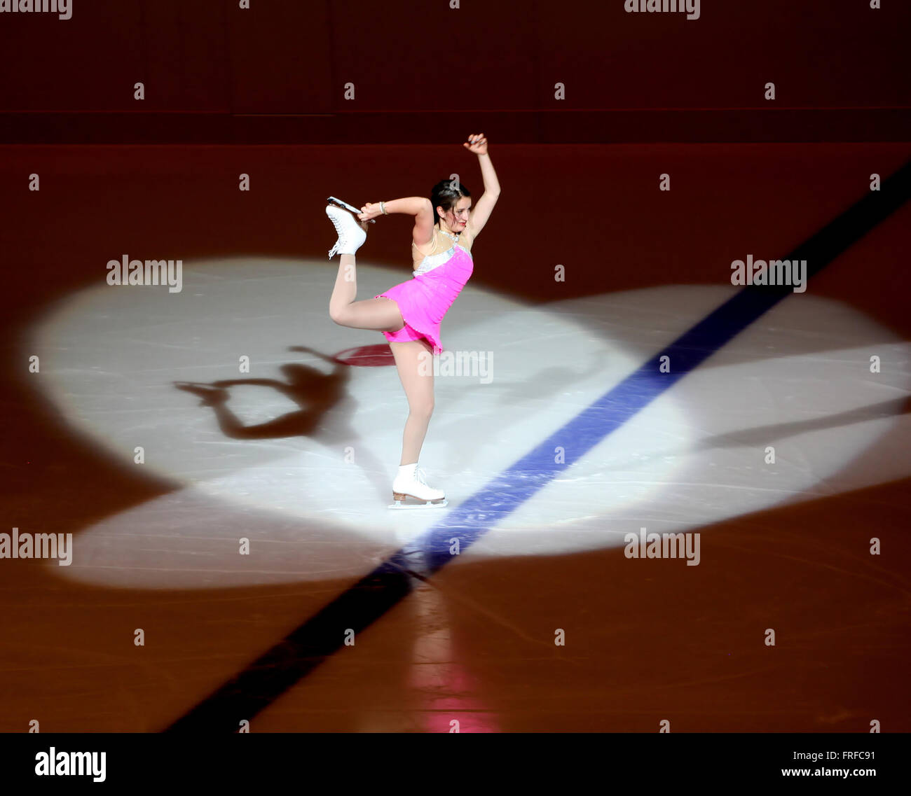 Weibliche Eis-Skater durchführen. Stockfoto