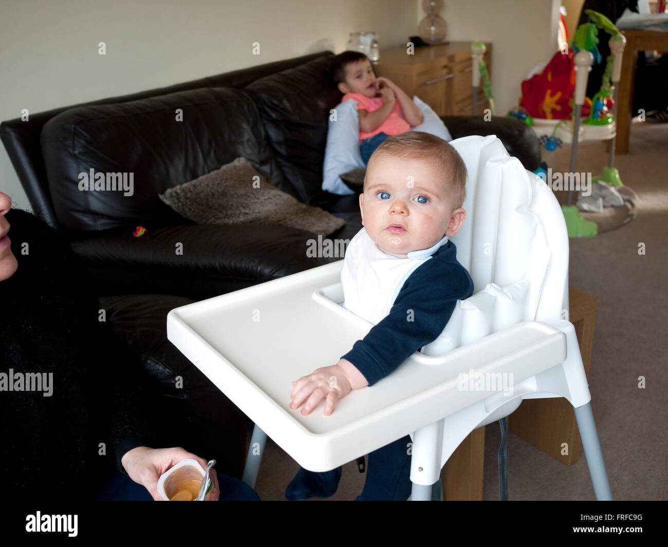 Fünf Monate alten Babyjungen gefüttert. VEREINIGTES KÖNIGREICH. Stockfoto