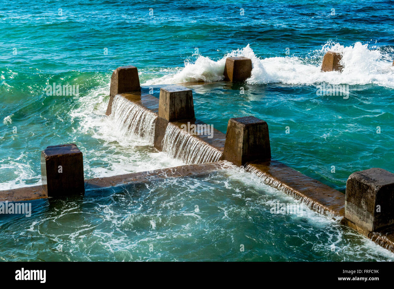 Am frühen Morgen Schwimmer an den Outdoor rock Pool am Coogee Beach Sydney New South Wales, Australien Stockfoto