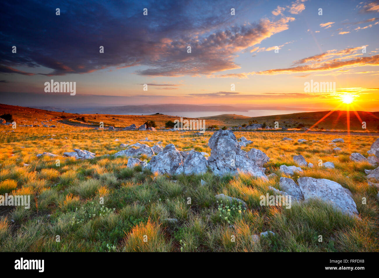 Sunset Landschaft, Blick auf die Insel Krk von Velebit in Kroatien. Stockfoto
