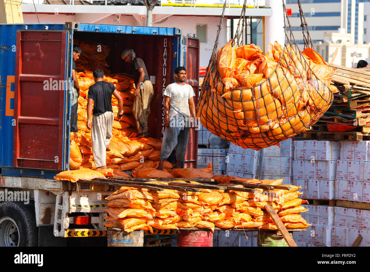Dubai - Sharjah. Laden von Ladung im Hafen von Schardscha, Vereinigte Arabische Emirate Stockfoto