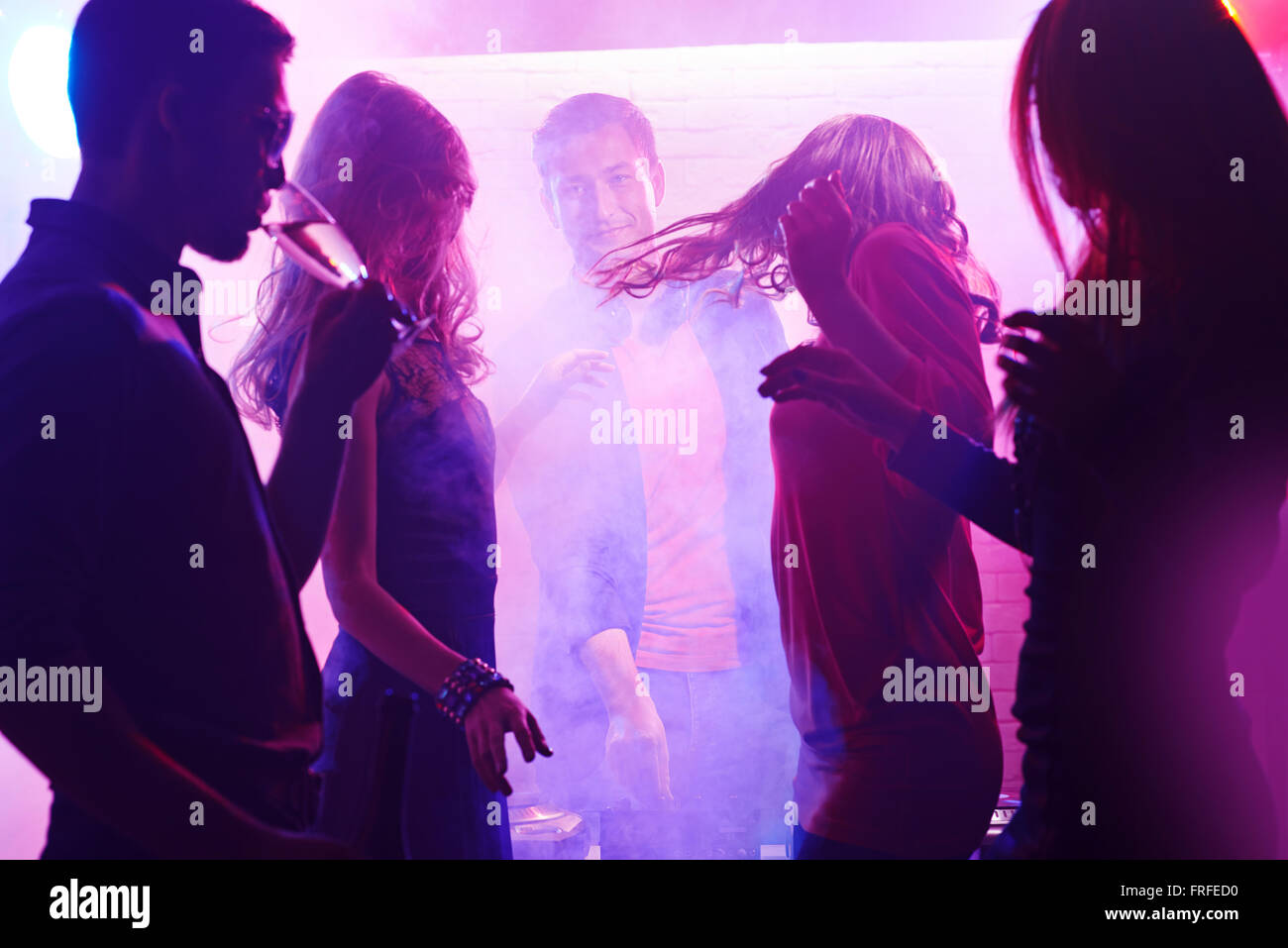 Energetische Mädchen tanzen in der disco Stockfoto