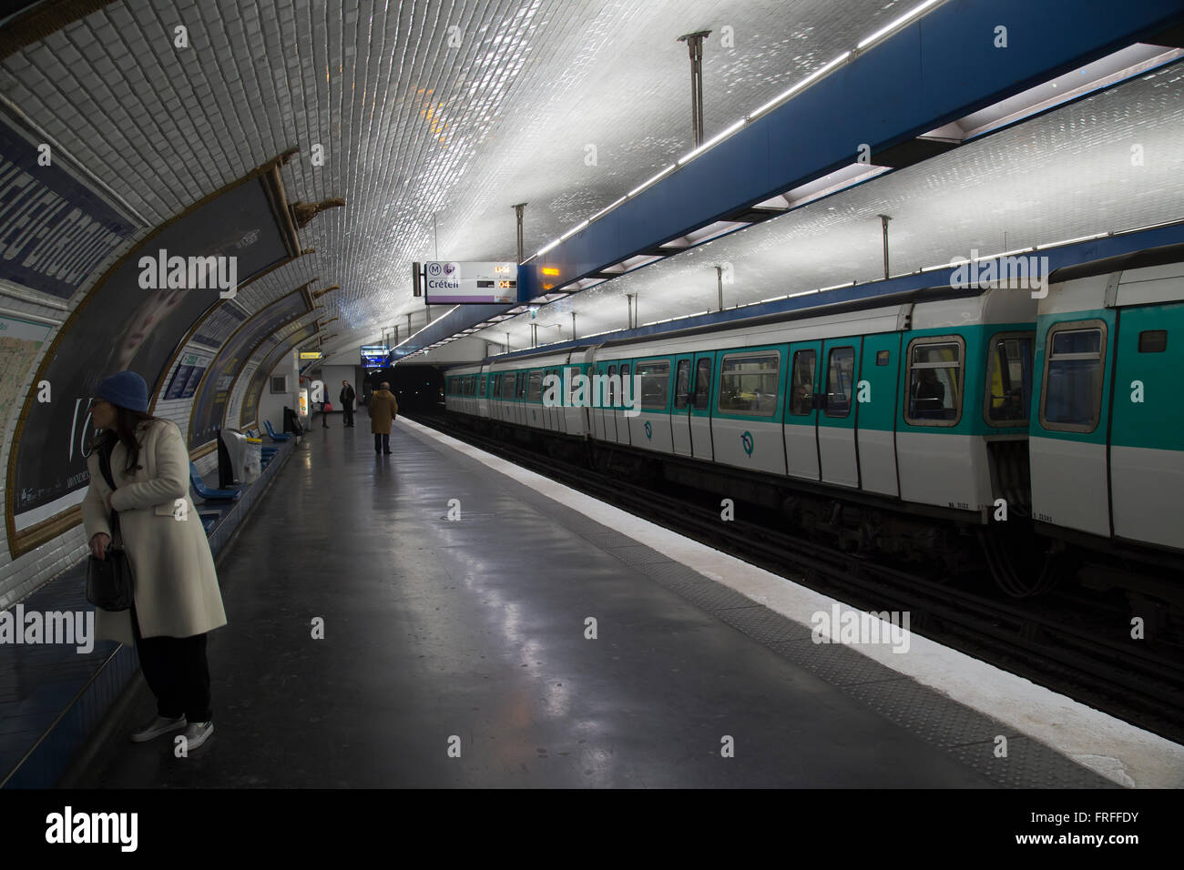 Paris Metro mit Zug, Frankreich im winter Stockfoto