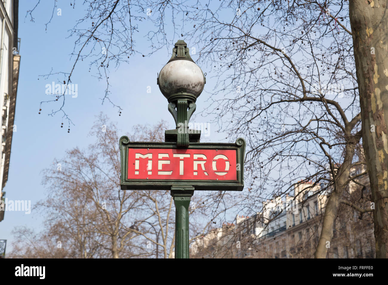 U-Bahn-Schild in Paris Frankreich im Winter Stockfoto
