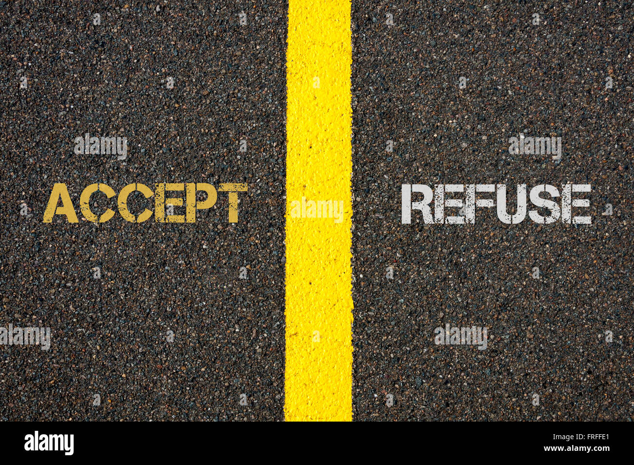 Antonym Konzept von ACCEPT im Vergleich zu verweigern schriftliche über Asphalt, Straßenmarkierung gelbe Farbe Linie zwischen Wörtern zu trennen Stockfoto