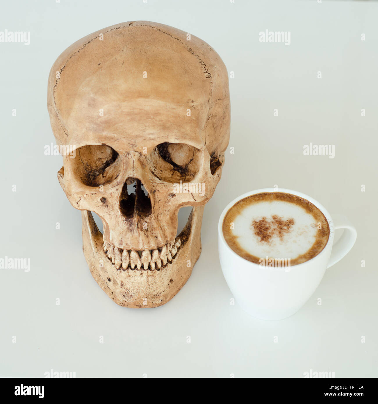 eine Tasse Kaffee und Schädel Stockfoto