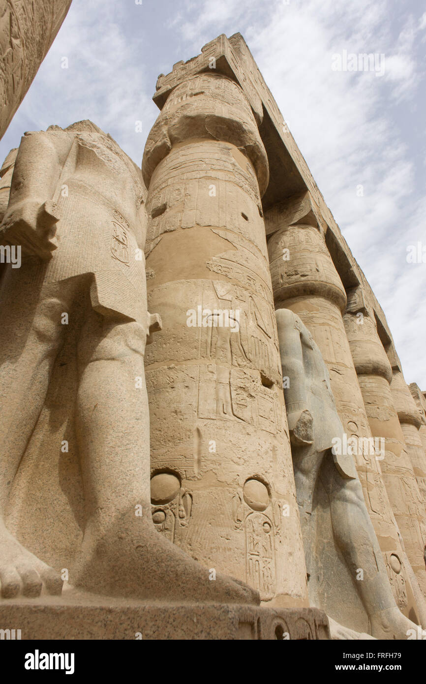 Hohen Kolosse im Court Ramesses II an der alten ägyptischen Luxor-Tempel, Niltal, Ägypten. Der Tempel wurde gebaut von Amenophis III, von Tutanchamun abgeschlossen dann ergänzt durch Ramses II. Nach hinten ist ein Granit-Schrein, Alexander der große gewidmet und in einem anderen Teil war eine römische Feldlager. Der Tempel wurde fast Dauereinsatz als ein Ort der Anbetung bis in die Gegenwart. (Foto von Richard Baker / In Bildern über Gettyimages). Stockfoto