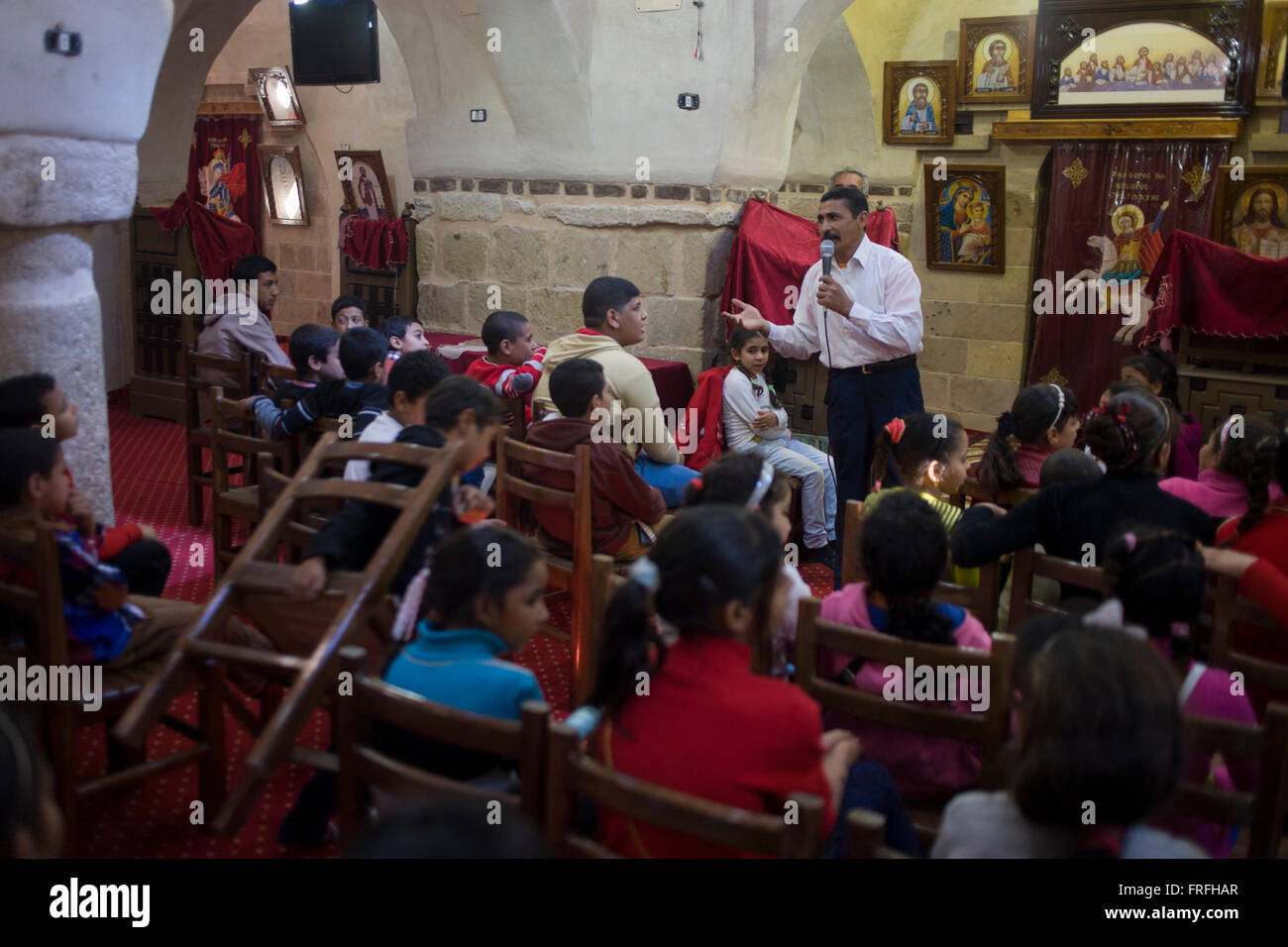 Eine religiöse Lehre von morgen für lokale christliche Kinder am St. Tawdros (St. Theodore) koptisch-orthodoxen Christian Monastery, Luxor, Nil Senke, Ägypten statt. Die Kopten sind eine ethnisch-religiösen Gruppe in Nordafrika und dem Nahen Osten, vor allem im Bereich des modernen Ägypten, wo sie die größte christliche Konfession sind. Das Christentum ist die Religion die überwiegende Mehrheit der Ägypter von 400 – 800 n. Chr. und die Mehrheit nach der muslimischen Eroberung bis zur Mitte des 10. Jahrhunderts. Heute gibt es eine Extimated 9-15m Kopten in Ägypten. Stockfoto