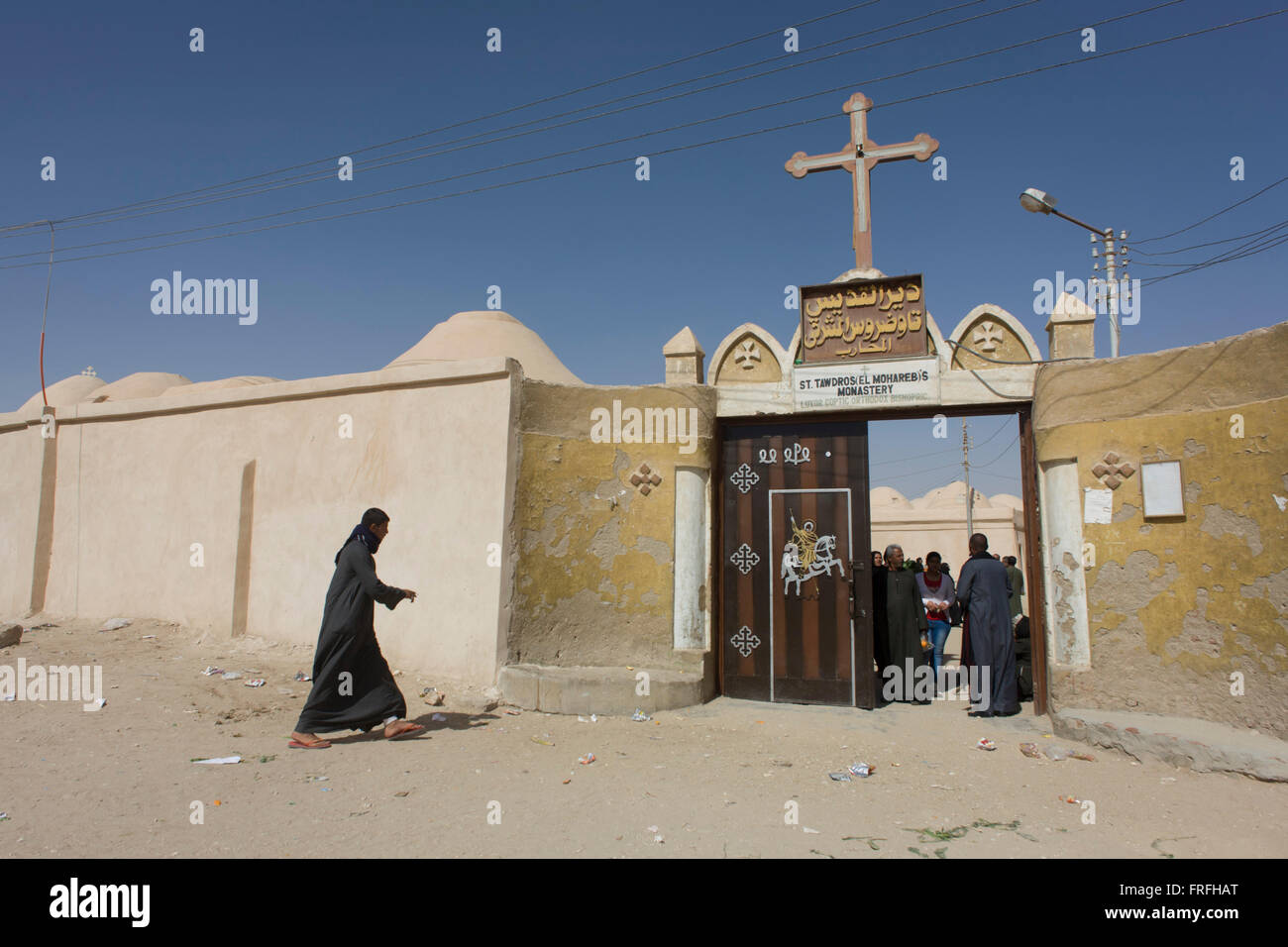 Christen außerhalb St. Tawdros (St. Theodore) Niltal koptische orthodoxe christliche Kloster, Luxor, Ägypten. Die Kopten sind eine ethnisch-religiösen Gruppe in Nordafrika und dem Nahen Osten, vor allem im Bereich des modernen Ägypten, wo sie die größte christliche Konfession sind. Das Christentum ist die Religion die überwiegende Mehrheit der Ägypter von 400 – 800 n. Chr. und die Mehrheit nach der muslimischen Eroberung bis zur Mitte des 10. Jahrhunderts. Heute gibt es eine Extimated 9-15m Kopten in Ägypten. Stockfoto