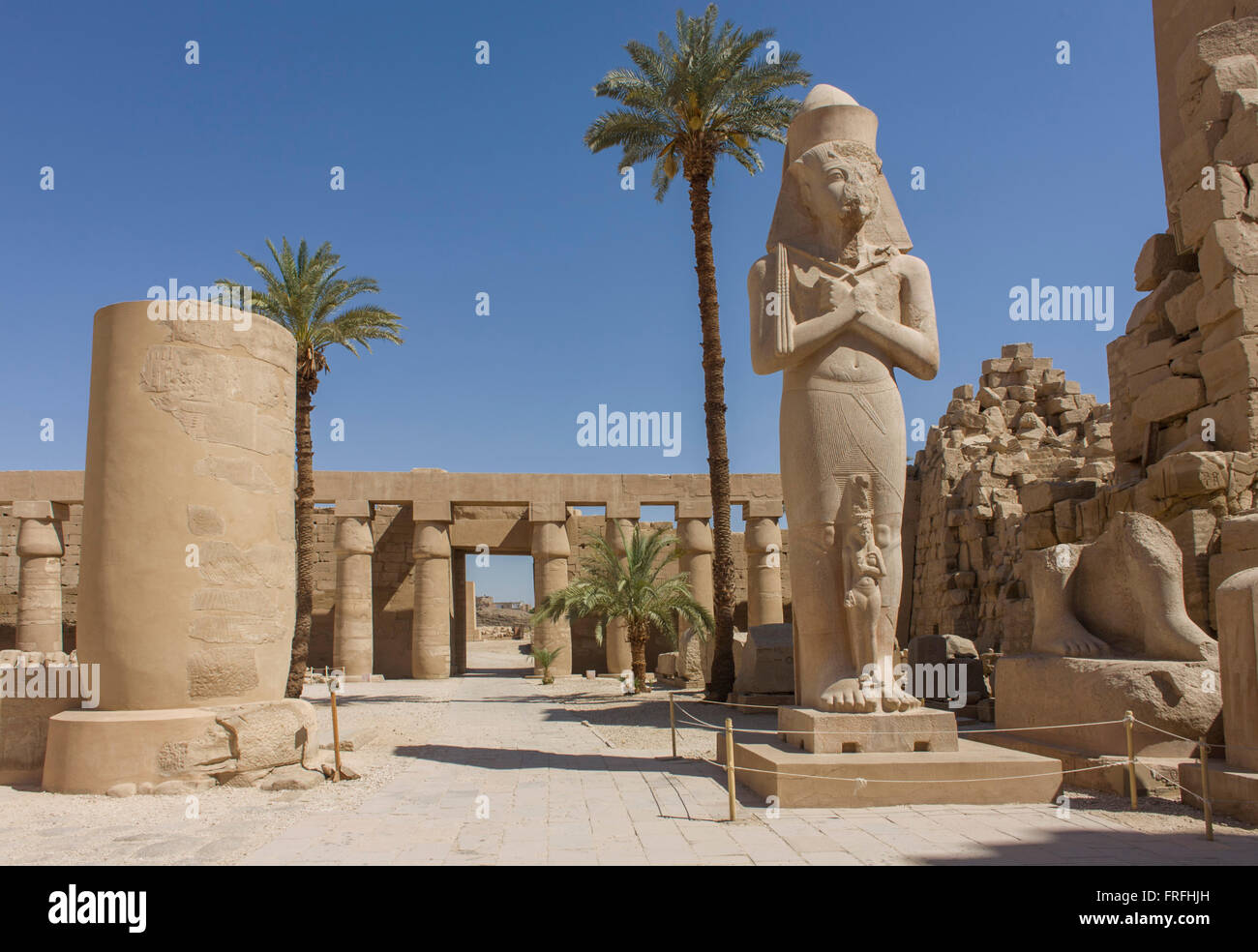 Eine Landschaft von Touristen aus der riesigen Koloss von Pharao Ramses ll und Bintanat an der alten ägyptischen Tempel von Karnak, Luxor, Nil Senke, Ägypten nichtig. Laut des Landes Ministerium für Tourismus Europäische Besucher nach Ägypten ist unten um bis zu 80 % im Jahr 2016 nach der Aussetzung der Flüge nach dem Abschuss des russischen Flugzeugs im Oktober 2015. Euro-Tourismus entfallen 27 % der gesamten Strömung und in total, Tourismus-Satellitenkonten 11,3 % der ägyptischen BIP. Stockfoto