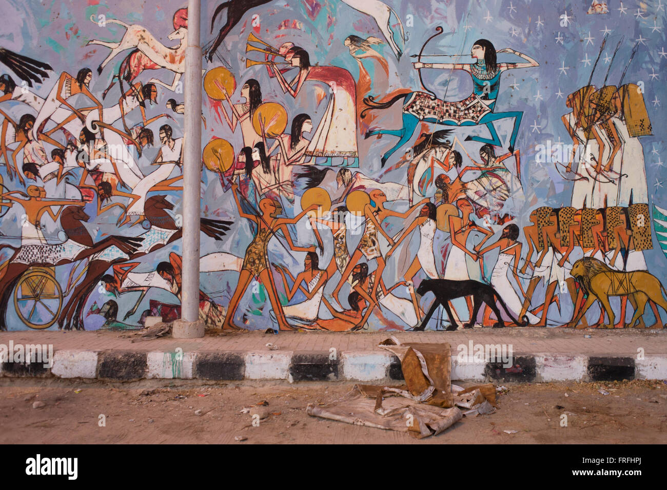 Moderne hieroglyphischen Kunstwerke gemalt an der Wand des lokalen Wasteground im Dorf Gezirat auf der Westbank von Luxor, Nil Senke, Ägypten. Die Bilder zeigen die Schlacht von Kadesch um 1274 v. Chr. zwischen den Kräften des ägyptischen Reiches unter Ramses II und des hethitischen Reiches unter Muwatalli II der Stadt Kadesch am Fluss Orontes stattfand. Der Kampf ist die früheste Kampf in der aufgezeichneten Geschichte für die Details der Taktiken und Formationen bekannt sind. Es war wohl die größte Chariot Schlacht jemals gekämpft, an denen vielleicht 5.000 – 6.000 Streitwagen. Stockfoto