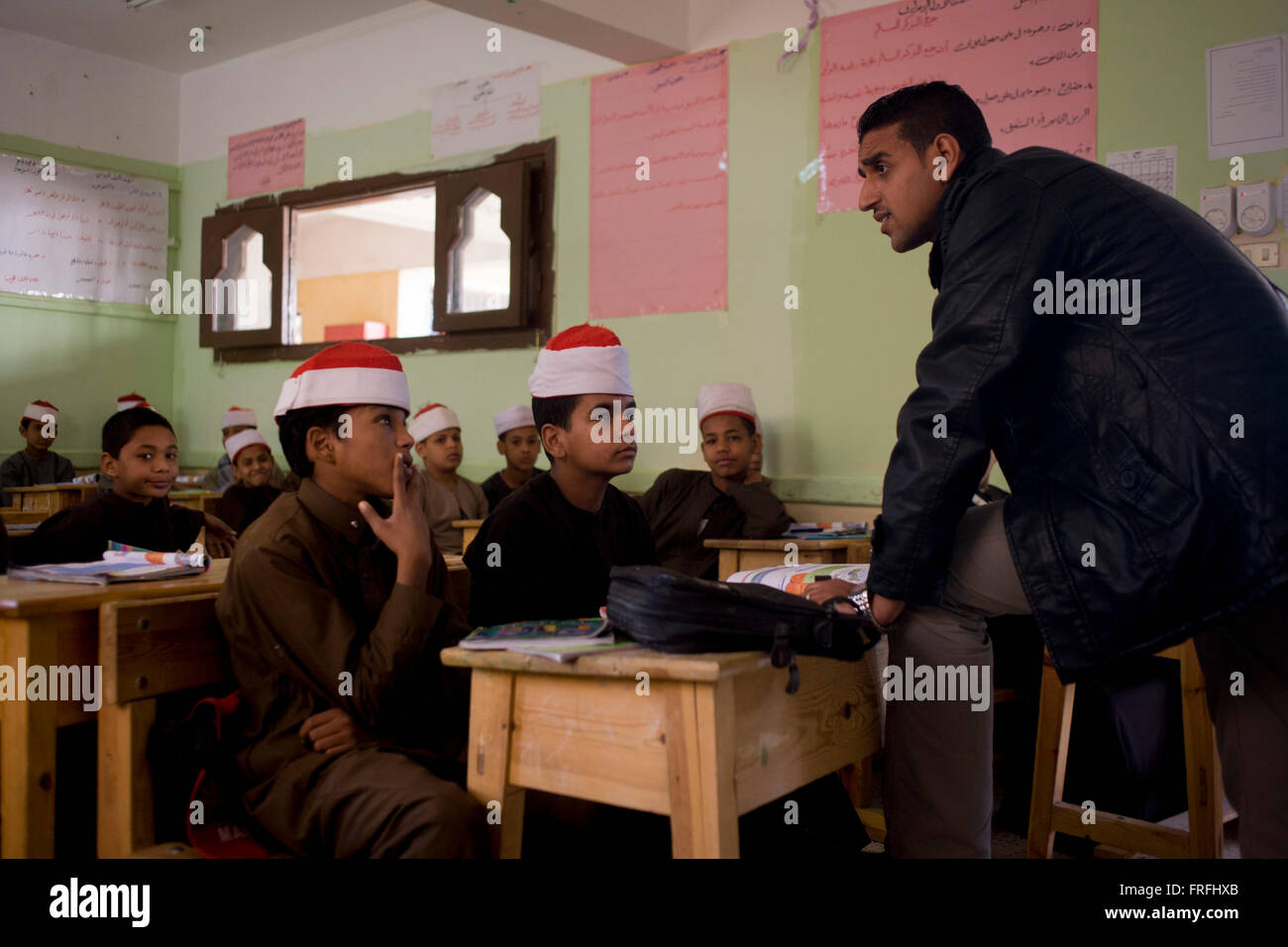 Schüler hören zu ihrem Lehrer in einem Klassenzimmer in der islamischen Koom al-Bourit Institut für Jungen aus dem Dorf Qum (Koom), auf der Westbank von Luxor, Nil Senke, Ägypten. Stockfoto