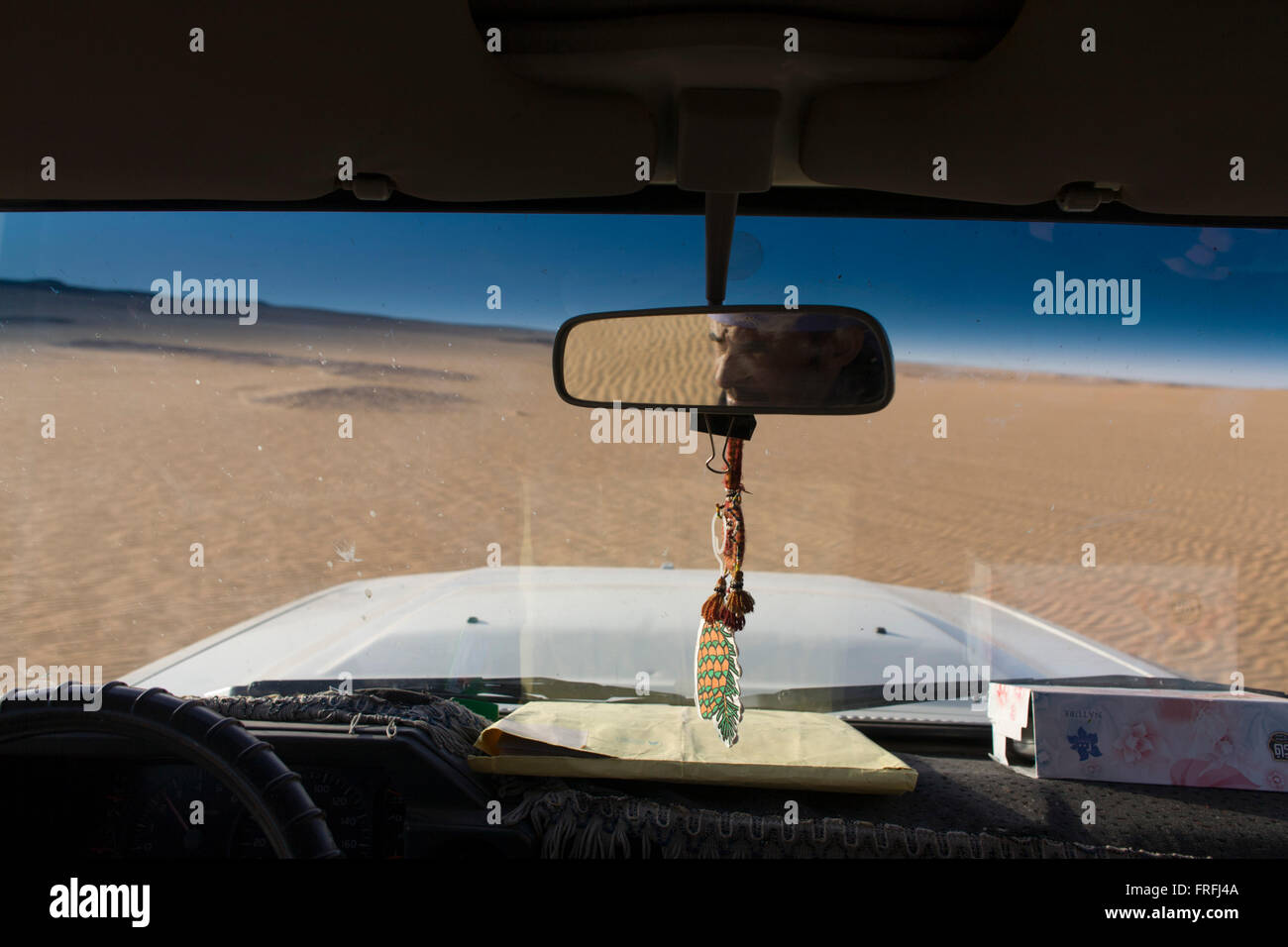 Ein Beduine treibt seine 4 x 4 Geländewagen durch die Wüste Sanddünen bei al-Galamun, in der Nähe von Dahkla Oase, westliche Wüste, Ägypten. Die letzten Jahrzehnten für traditionelle Beduinenkultur aufgrund sich ändernder Umgebung und die Einrichtung der neuen Ferienorte an der Küste des Roten Meeres, wie Sharm el-Sheikh schwierig gewesen. Beduinen in Ägypten sind eine Reihe von Herausforderungen konfrontiert: Erosion von traditionellen Werten, Arbeitslosigkeit und verschiedenen Land Probleme. Die westliche Wüste bedeckt eine Fläche von rund 700.000 km2, dadurch entfallen rund zwei Drittel der gesamten Landfläche Ägyptens... (Fortsetzung in Beschreibung). Stockfoto