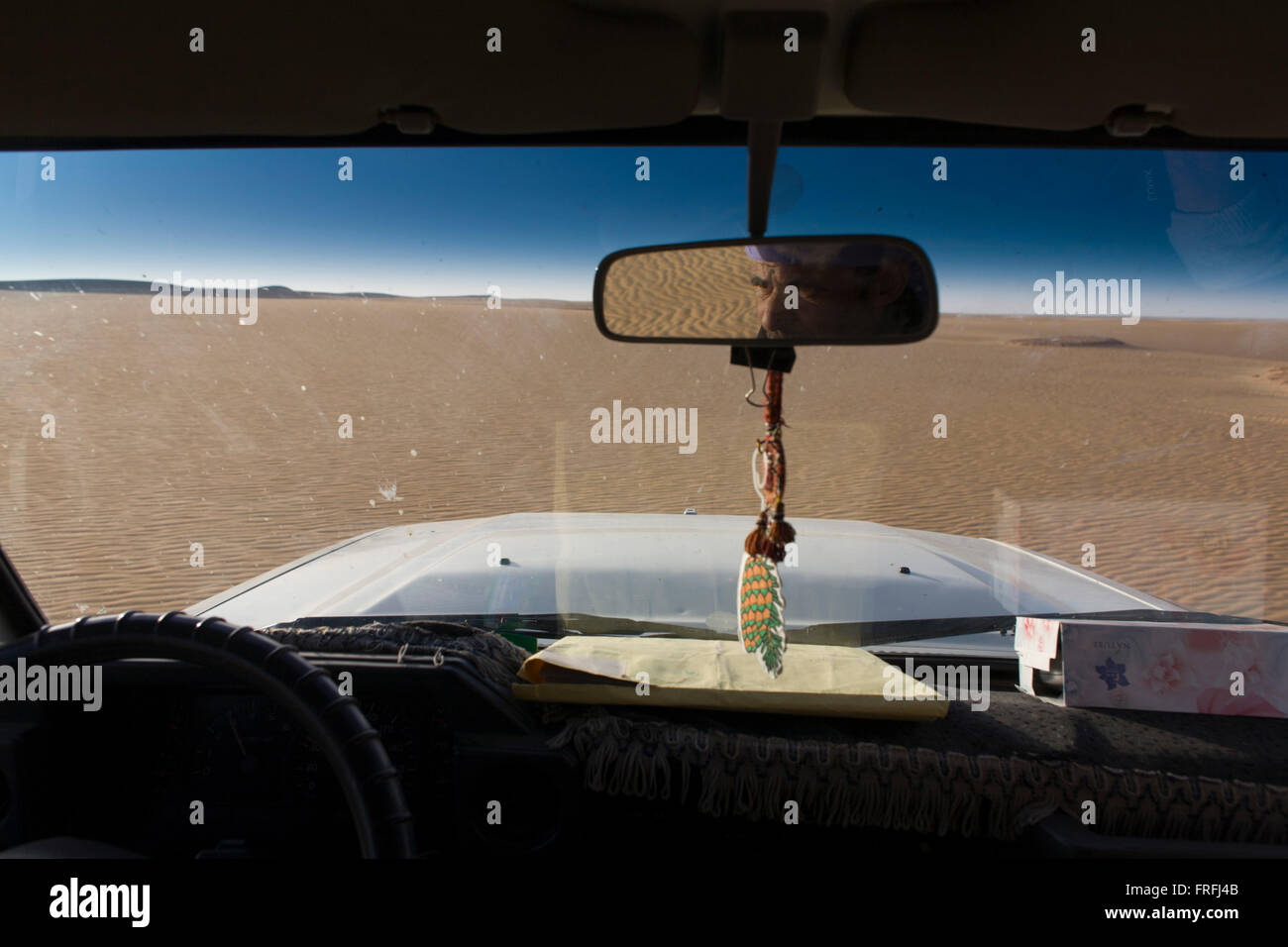 Ein Beduine treibt seine 4 x 4 Geländewagen durch die Wüste Sanddünen bei al-Galamun, in der Nähe von Dahkla Oase, westliche Wüste, Ägypten. Die letzten Jahrzehnten für traditionelle Beduinenkultur aufgrund sich ändernder Umgebung und die Einrichtung der neuen Ferienorte an der Küste des Roten Meeres, wie Sharm el-Sheikh schwierig gewesen. Beduinen in Ägypten sind eine Reihe von Herausforderungen konfrontiert: Erosion von traditionellen Werten, Arbeitslosigkeit und verschiedenen Land Probleme. Die westliche Wüste bedeckt eine Fläche von rund 700.000 km2, dadurch entfallen rund zwei Drittel der gesamten Landfläche Ägyptens... (Fortsetzung in Beschreibung). Stockfoto