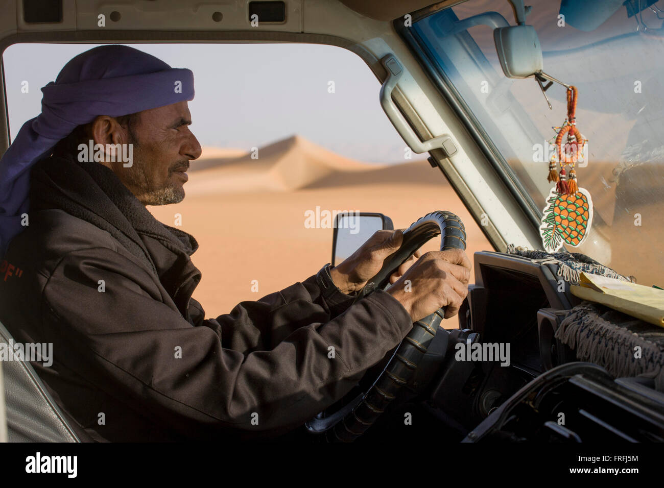 Ein Beduine treibt seine 4 x 4 Geländewagen durch die Wüste Sanddünen bei al-Galamun, in der Nähe von Dahkla Oase, westliche Wüste, Ägypten. Die letzten Jahrzehnten für traditionelle Beduinenkultur aufgrund sich ändernder Umgebung und die Einrichtung der neuen Ferienorte an der Küste des Roten Meeres, wie Sharm el-Sheikh schwierig gewesen. Beduinen in Ägypten sind eine Reihe von Herausforderungen konfrontiert: Erosion von traditionellen Werten, Arbeitslosigkeit und verschiedenen Land Probleme. Die westliche Wüste bedeckt eine Fläche von rund 700.000 km2, dadurch entfallen rund zwei Drittel der gesamten Landfläche Ägyptens... (Fortsetzung in Beschreibung) Stockfoto