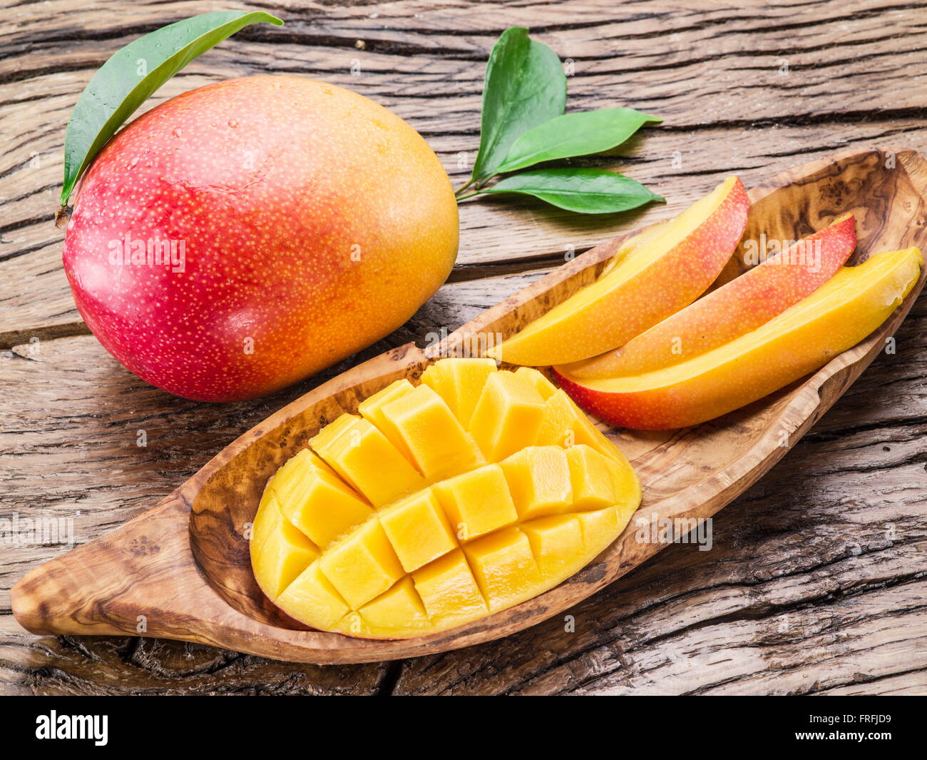 Stücke von Mango-Frucht in der Holzschale. Stockfoto