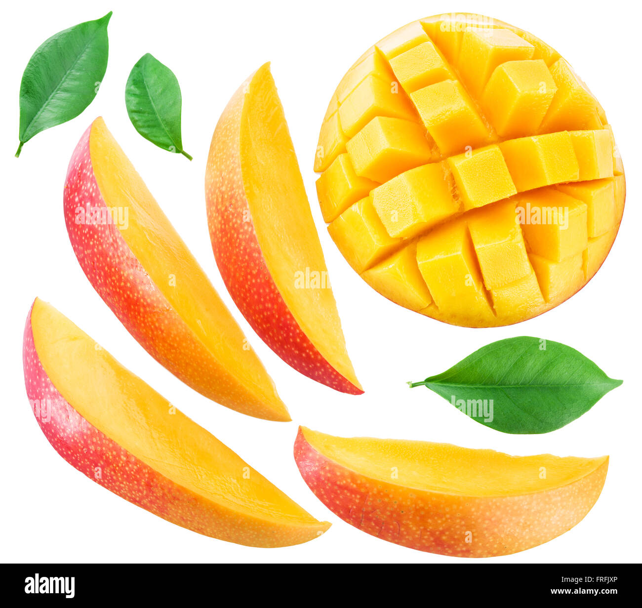 Scheiben Mango-Frucht und Blätter über weiß. Datei enthält Beschneidungspfade. Stockfoto