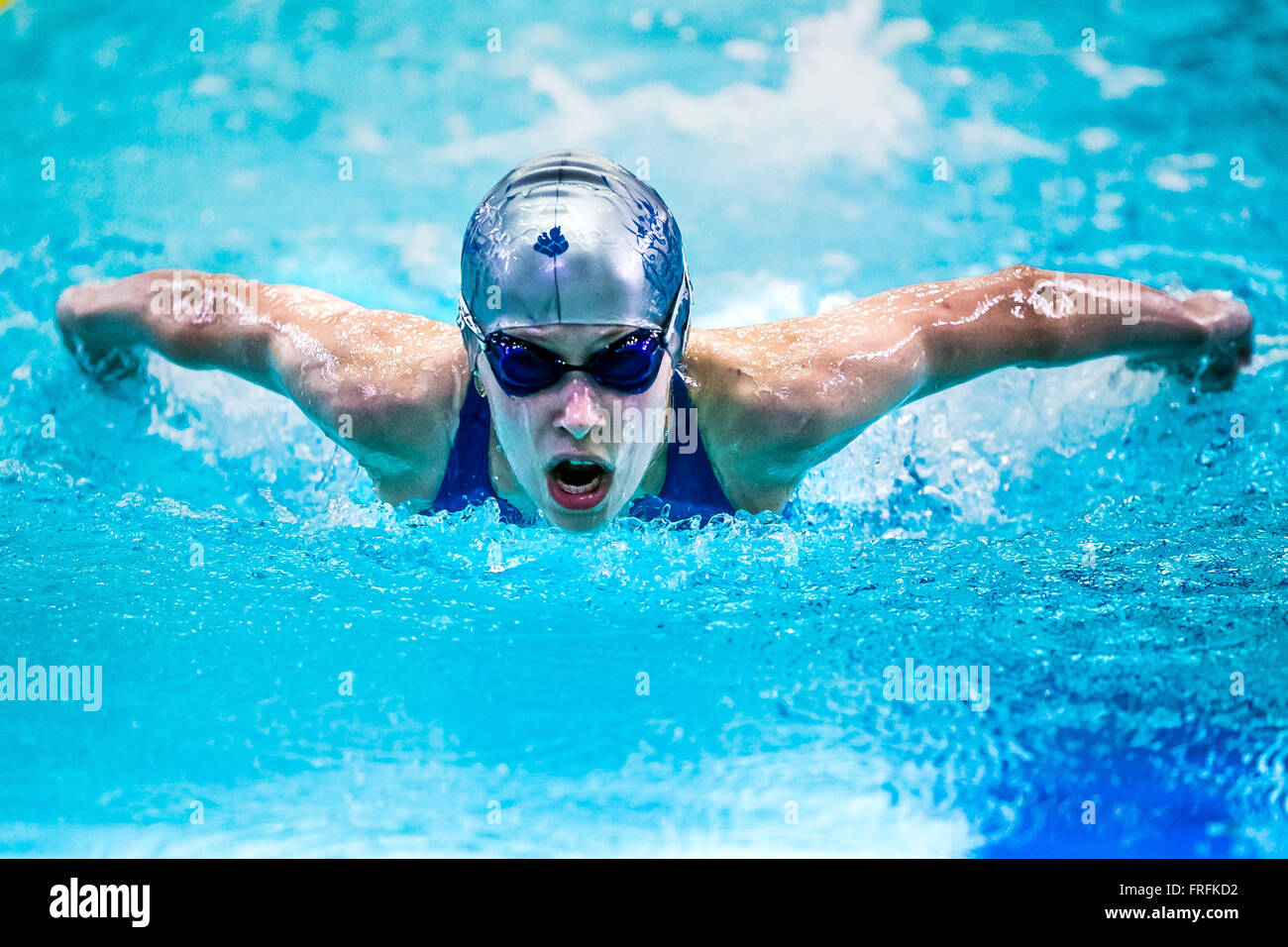 Mädchen-Schwimmer an ein Abstand Schmetterling im Pool während internationale schwimmen Turnier Stockfoto