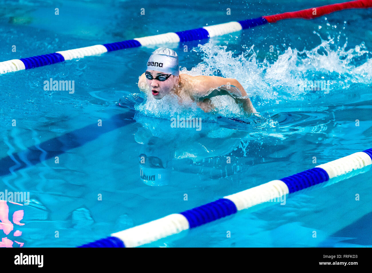 junge Sportler Schwimmer an ein Abstand Schmetterling im Pool während internationale schwimmen Turnier Stockfoto