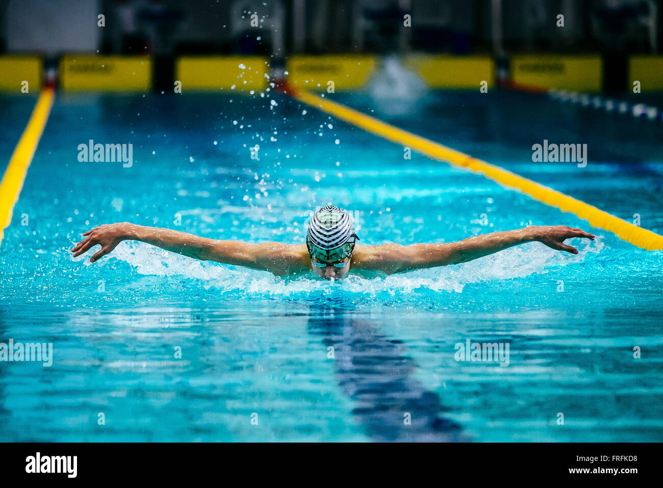Männliche Sportler Schwimmer an ein Abstand Schmetterling während internationale schwimmen Turnier Stockfoto
