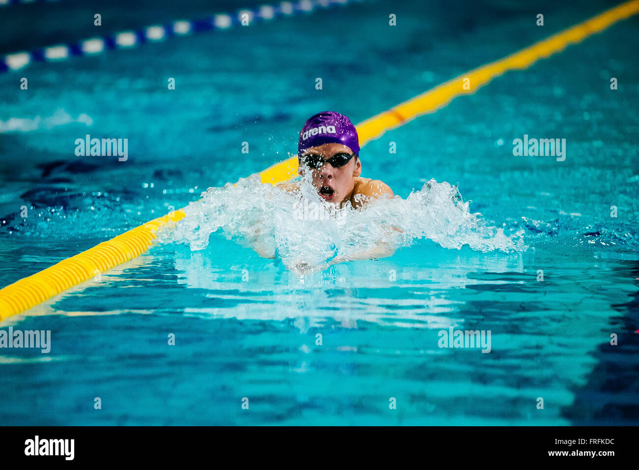 junger Mann Sportler Schwimmer im Brustschwimmen Rennen im Pool während internationale schwimmen Turnier Stockfoto