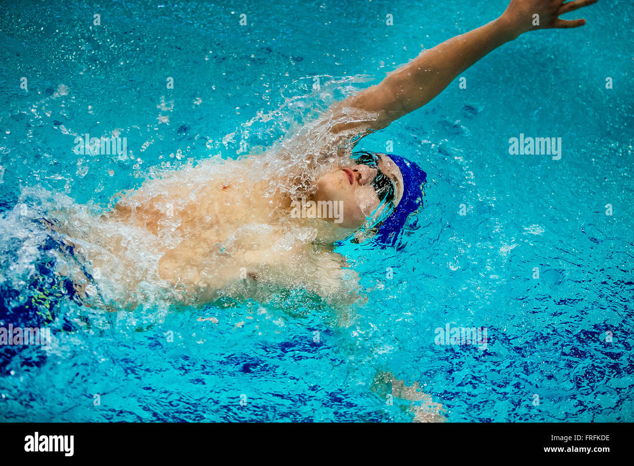 junger Mann Sportler Schwimmen Rücken im Sprint-Distanz im Pool während internationale schwimmen Turnier Stockfoto