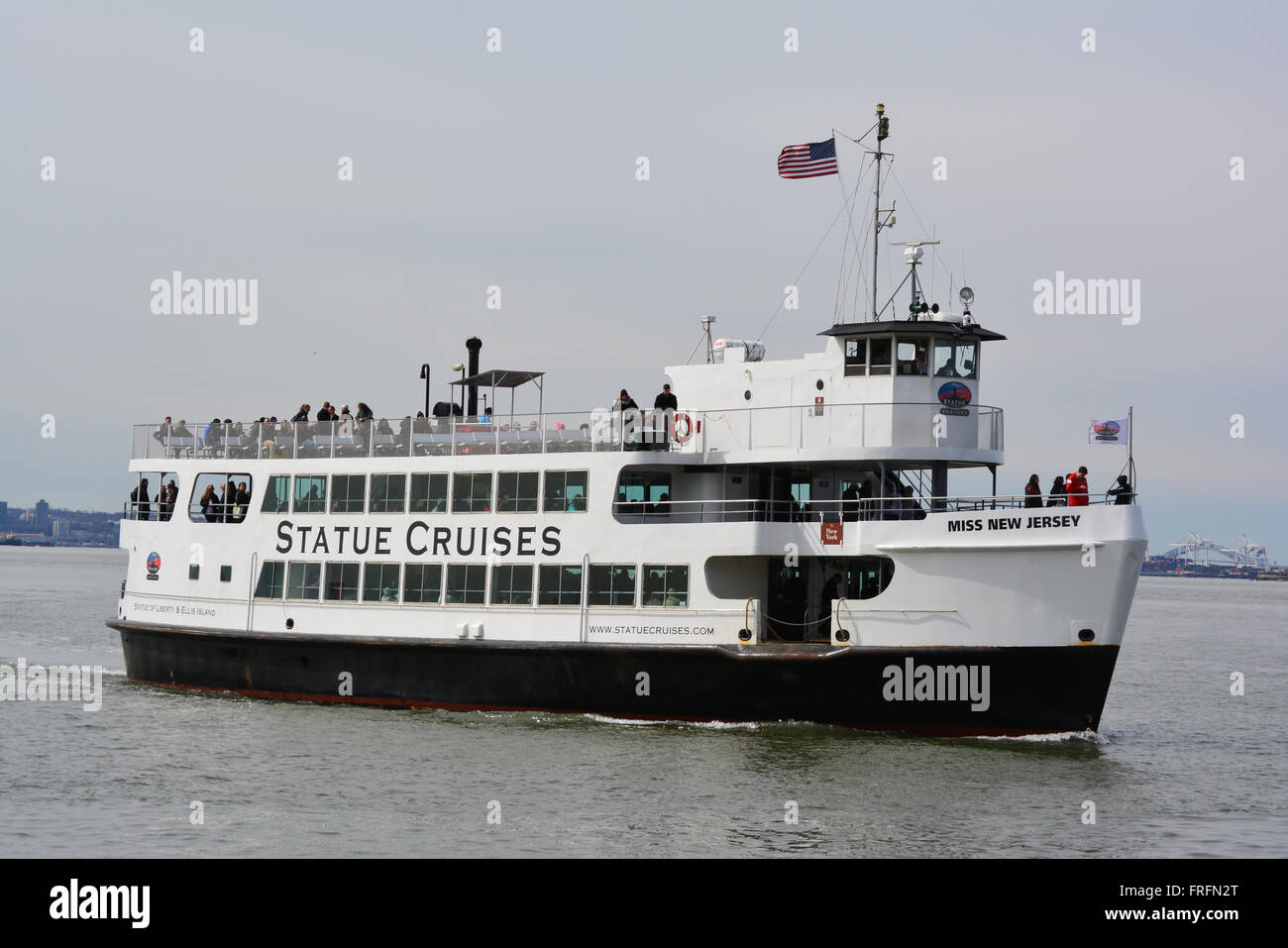 Ausflugsschiff im Hafen von New York. Stockfoto