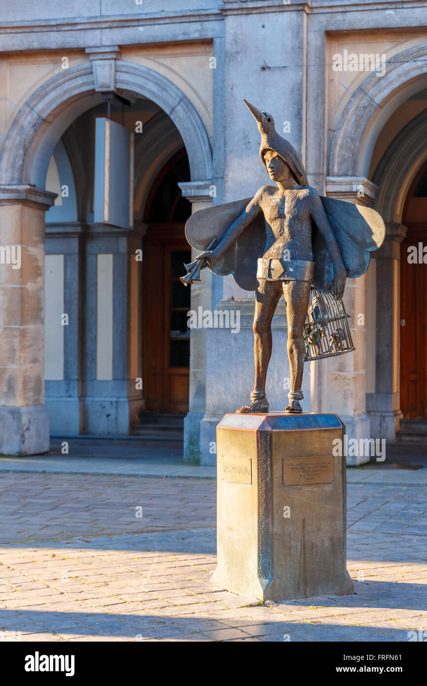 Statue der Vogelfänger Papageno in Brügge, Belgien Stockfoto