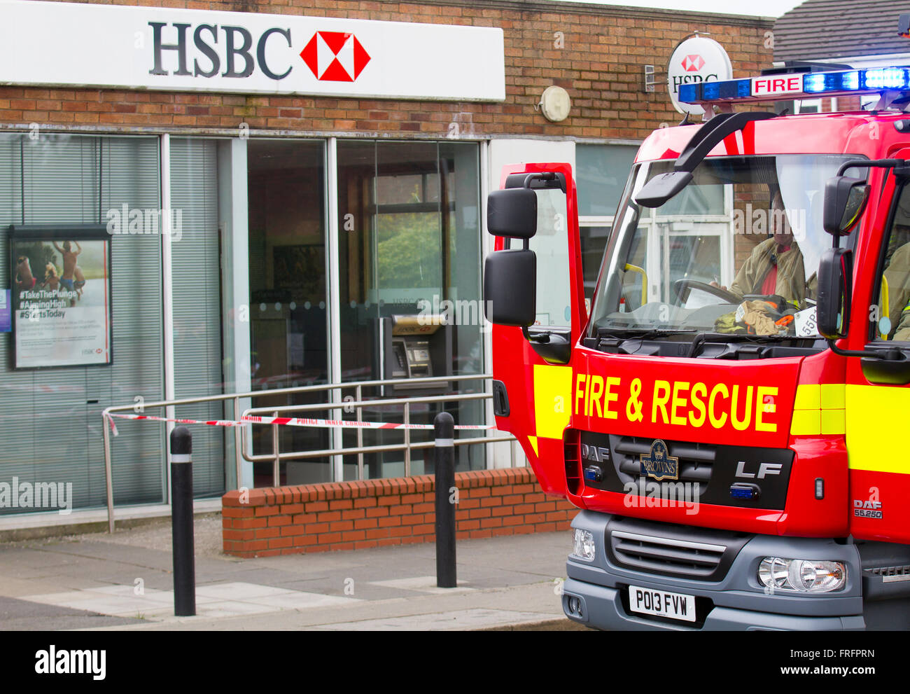 Tarleton, Lancashire, Großbritannien, 22. März 2016. HSBC-Razzia in der Hesketh Bank. Bankräuber sind entkommen, nachdem sie einen Razzia am frühen Morgen in Lancashire durchgeführt haben. Die Polizei von Lancashire erhielt heute Morgen um 09:10 Uhr Berichte über den Angriff auf die HSBC auf der Station Road in der Hesketh Bank, als die Bewohner des normalerweise verschlafenen Dorfes die Feuerwehr anriefen, um an einem brennenden BMW teilzunehmen. Die Täter flohen vom Tatort, nachdem sie ihre Fahrzeuge verlassen und in Brand gesetzt hatten. Stockfoto