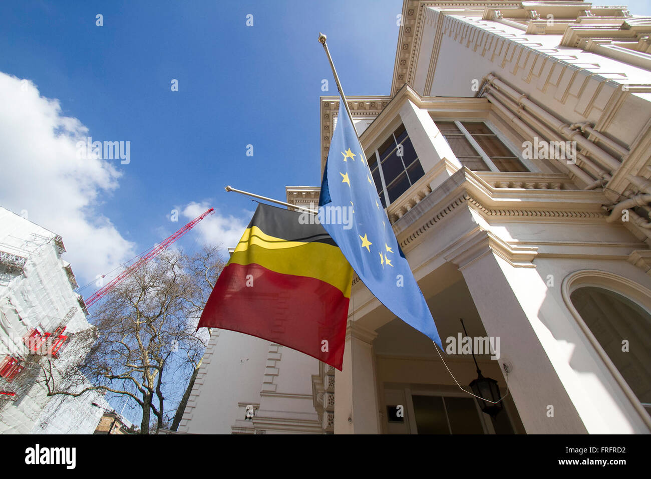 London, UK. 22. März 2016. Die belgischen und europäischen Flaggen wehen auf Halbmast außerhalb der belgischen Botschaft in London nach den terroristischen Bombenanschlag auf dem Flughafen Brüssel und Metro Verdacht durch militante Islamisten Credit: Amer Ghazzal/Alamy Live-Nachrichten Stockfoto