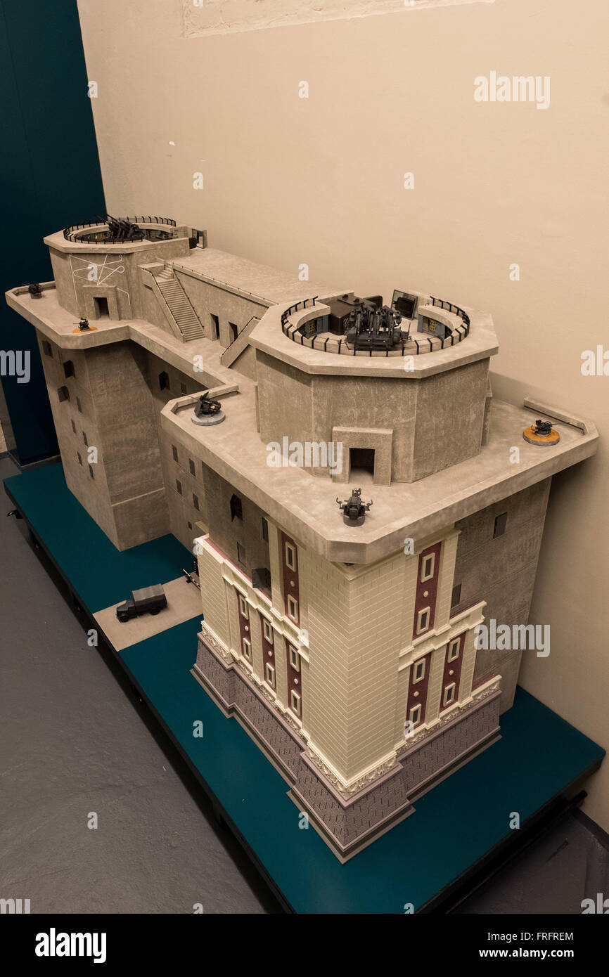 Das große Modell "Flakturm Humboldthain" in Skala von 01:35 von Modellbauer Manfred Jonas, abgebildet auf der Sonderausstellung "Kriegsbunker als Stadtdekoration - NS-Planungen Für Die Friedenszeit" in den Ausstellungsräumen des Berliner Unterwelten in Berlin, Deutschland-22. März 2106. FOTO: GREGOR FISCHER/DPA Stockfoto