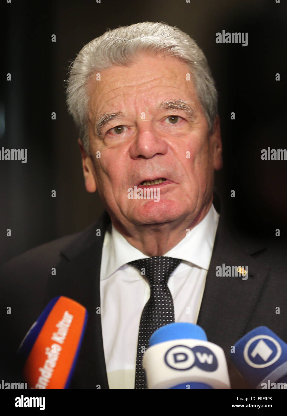 Shanghai, China. 22. März 2016. Bundespräsident Joachim Gauck liefert eine Aussage über den Terror-Anschlägen in Belgien, in Shanghai, China, 22. März 2016. Gauck ist bei fünf-Tage-Besuch in China. Foto: WOLFGANG KUMM/Dpa/Alamy Live News Stockfoto