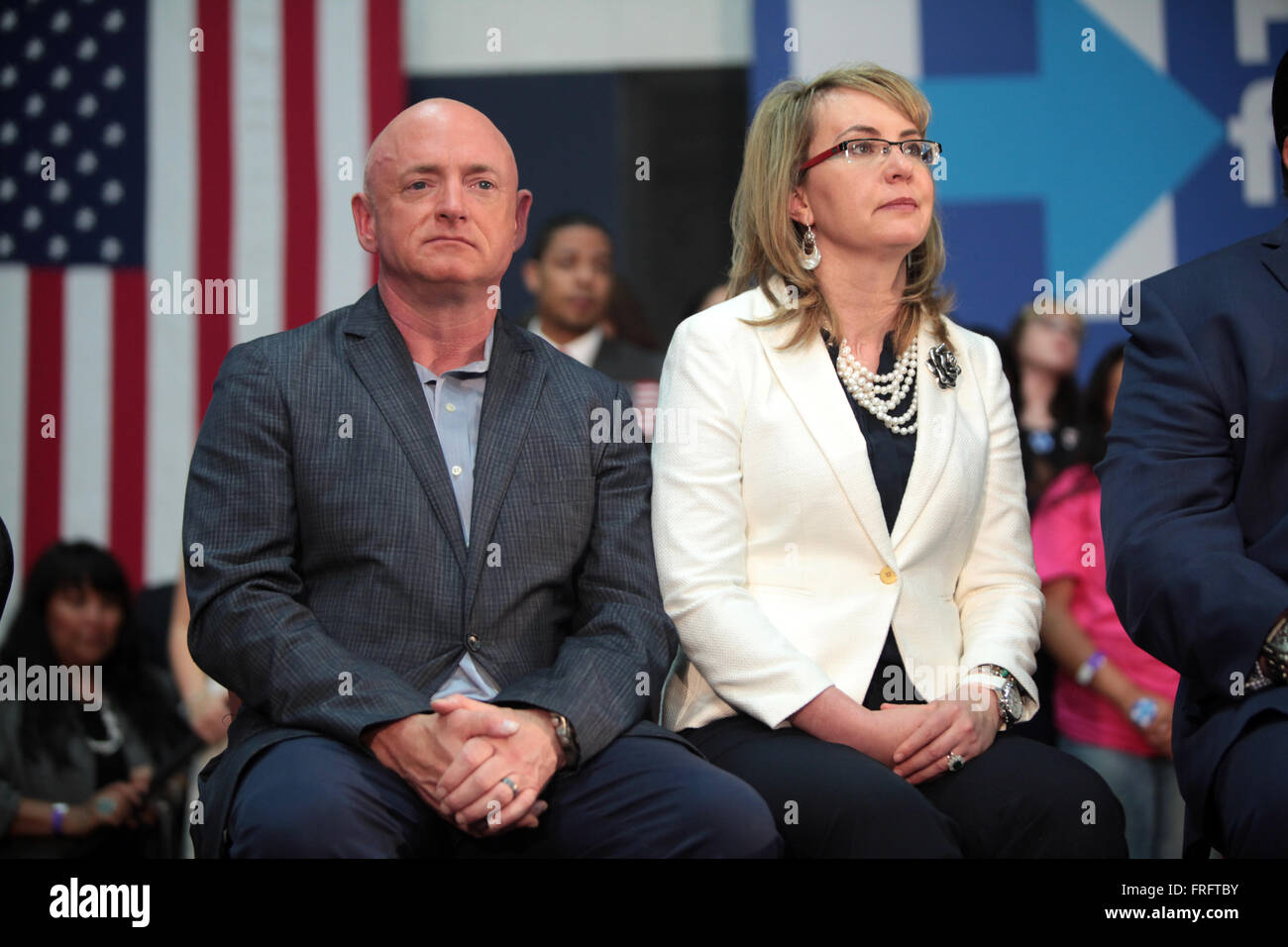 Phoenix, Arizona, USA. 21. März 2016. Ehemalige Kongressabgeordnete Gabby Giffords sitzt mit Ehemann ehemaliger Astronaut Mark Kelly während einer Kampagne-Kundgebung zur Unterstützung der demokratischen Präsidentschaftskandidaten Hillary Clinton an Carl Hayden High School 21. März 2016 in Phoenix, Arizona. Bildnachweis: Planetpix/Alamy Live-Nachrichten Stockfoto