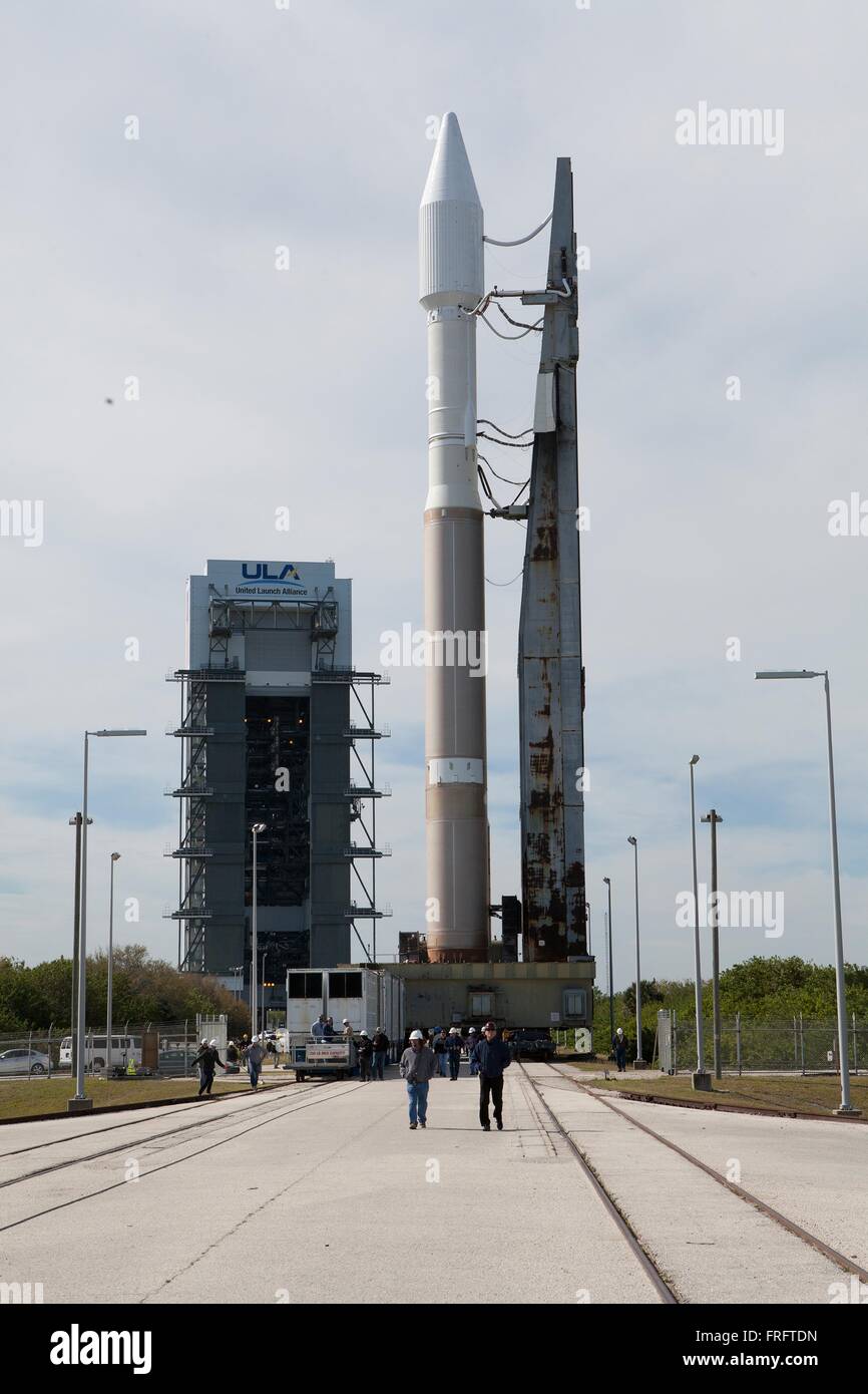 Cygnus OA-6 Rosetta auf die United Launch Alliance Atlas V-Rakete ist für den Start am Space Launch Complex 41 am Kennedy Space Center in Cape Canaveral, Florida 21. März 2016 positioniert. Das The Cygnus Cygnus soll starten am 22. März, Hardware und Zubehör zur internationalen Raumstation ISS zu liefern. Stockfoto