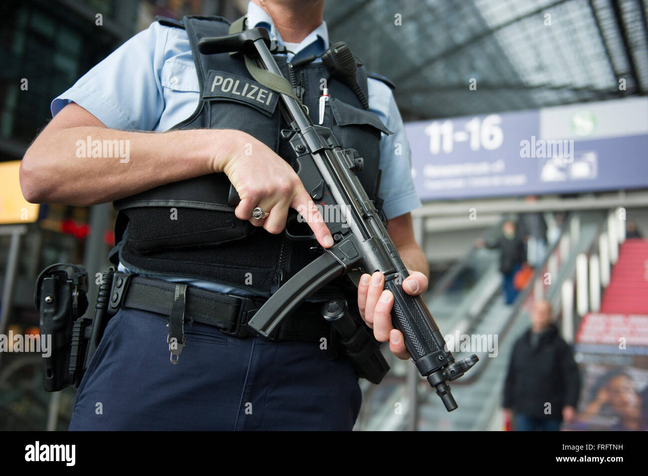 Ein bewaffneter deutscher Polizist im Hauptbahnhof in Berlin, Deutschland, 22. März 2016. FOTO: PAUL ZINKEN/DPA Stockfoto