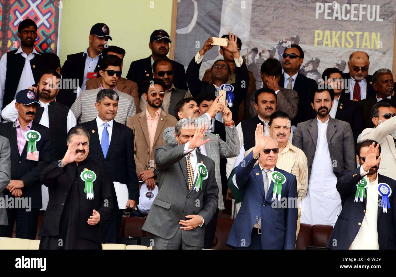 Belutschistan Gouverneur, Muhammad Khan Achakzai, Belutschistan Chief Minister Sanaullah Zehri zusammen mit anderen überprüfen die Öffnung Zeremonie von Balochistan Sportfest organisiert von Balochistan Regierung im Zusammenhang mit der 23. März die Resolution Tag von Pakistan, im örtlichen Stadion in Quetta auf Dienstag, 22. März 2016 statt. Stockfoto