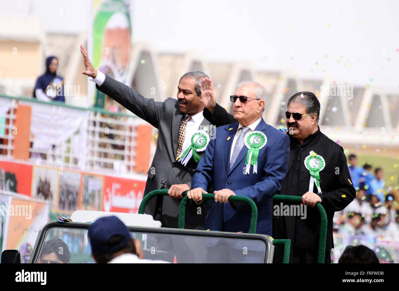 Belutschistan Gouverneur, Muhammad Khan Achakzai, Belutschistan Chief Minister Sanaullah Zehri zusammen mit anderen überprüfen die Öffnung Zeremonie von Balochistan Sportfest organisiert von Balochistan Regierung im Zusammenhang mit der 23. März die Resolution Tag von Pakistan, im örtlichen Stadion in Quetta auf Dienstag, 22. März 2016 statt. Stockfoto