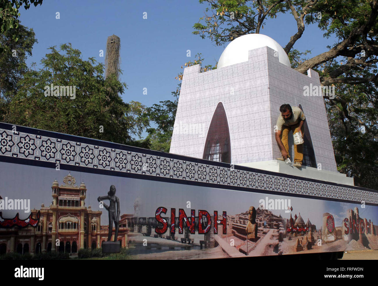 Handwerker beschäftigt bei der letzten Schliff Modell von Quaid-e-Azam Muhammad Ali Jinnahs Mausoleum werden vertreten öffentlich auf Pakistan Auflösung Tag am 23. März im National Museum in Karachi auf Dienstag, 22. März 2016. Stockfoto