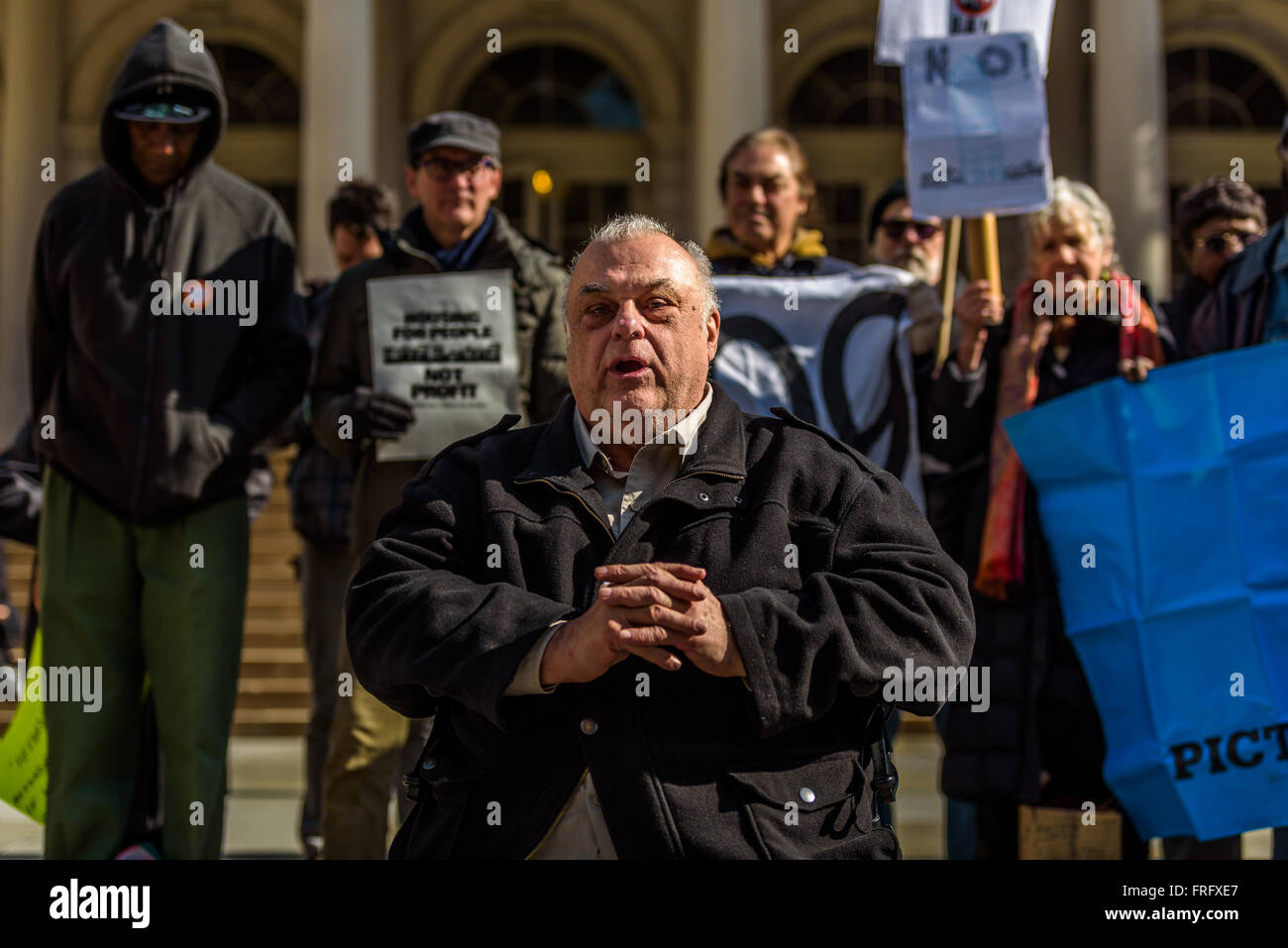 New York, Vereinigte Staaten von Amerika. 22. März 2016. Tom Syracuse Ausschusses schützen Miete gesteuert Mietern im Rathaus fordert der New Yorker Stadtrat gegen des Bürgermeisters zwingend einschließende Housing (MIH) und Zonierung für Qualität und Erschwinglichkeit (ZQA) Plan, die sie am Dienstag abstimmen werden © Erik Mc Gregor/Pacific Press/Alamy Live News Stockfoto