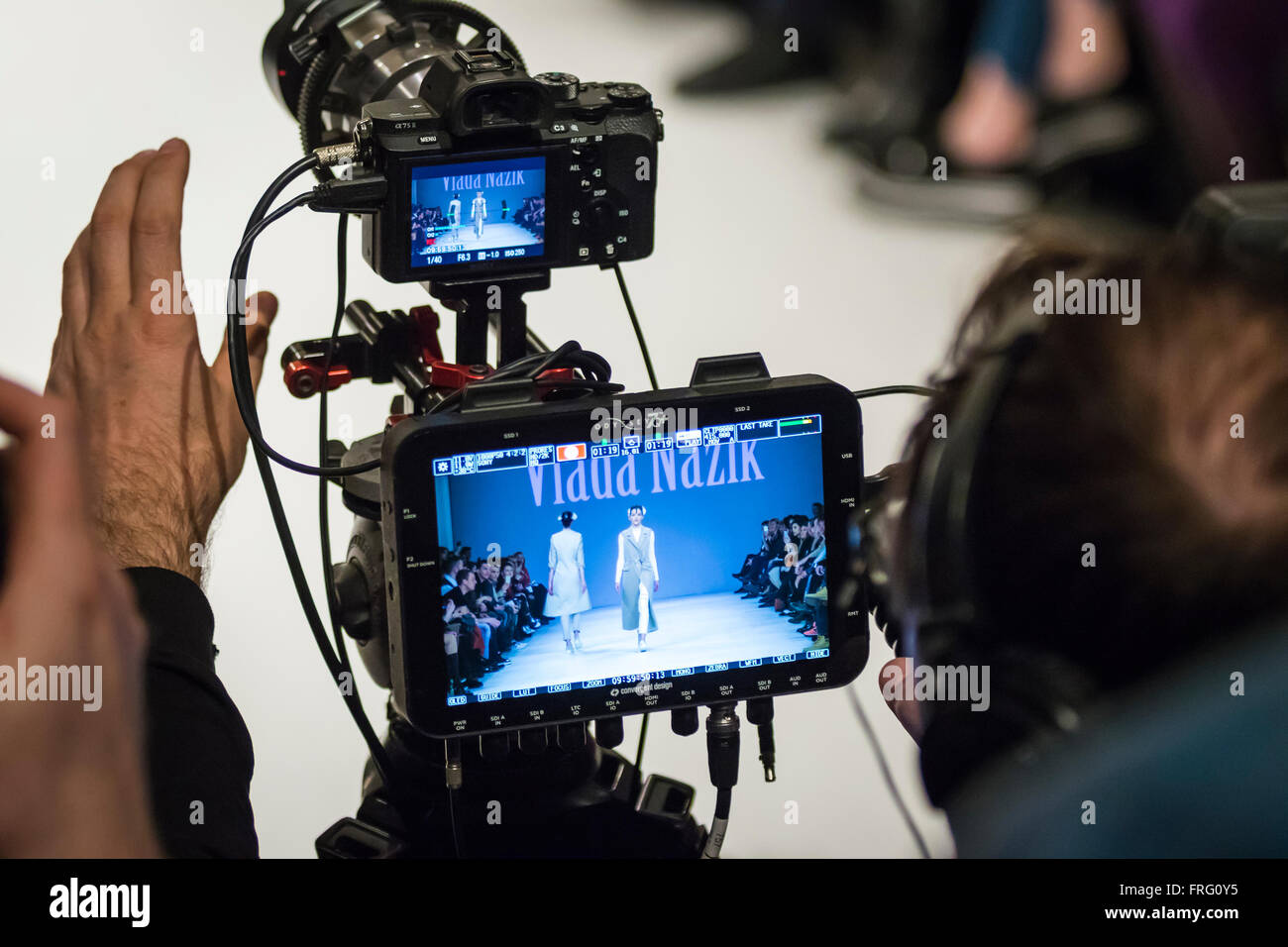 Kiew, Ukraine. 21. März 2016. Videofilmer Dreharbeiten Models auf dem Laufsteg bei der Modenschau von Vlada Nazik im Rahmen des 38. Ukrainian Fashion Week bei Mystetskyi Arsenal in Kiew, Ukraine. Bildnachweis: Oleksandr Prykhodko/Alamy Live-Nachrichten Stockfoto